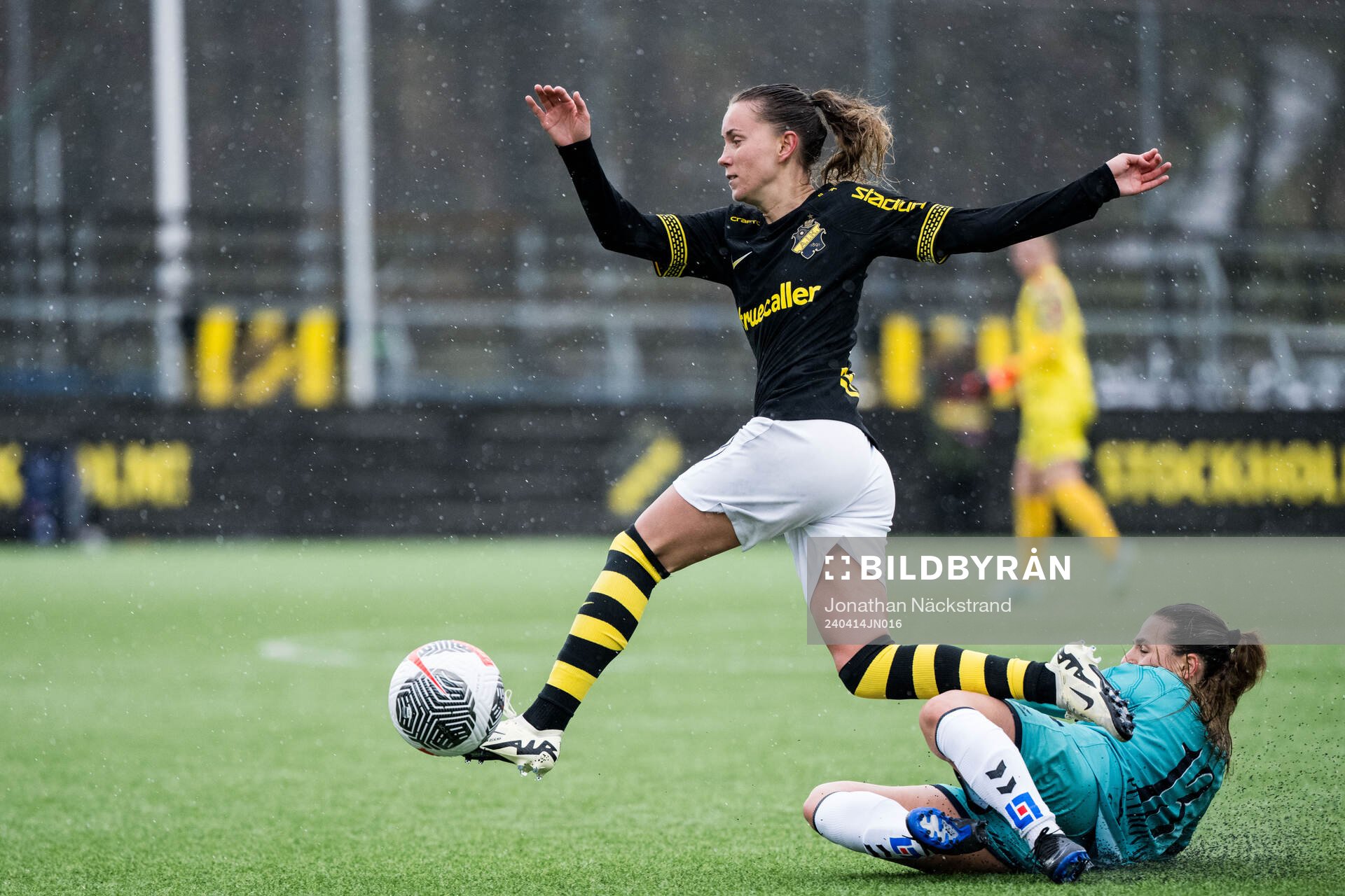 AIKs Adelisa Grabus och Kristianstads Emma Petrovic