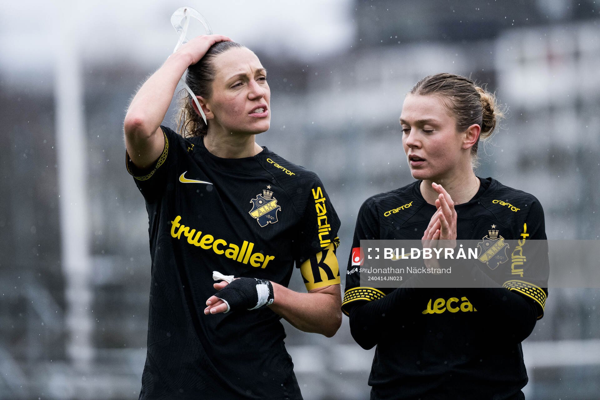 AIKs Jennie Nordin och Beata Olsson deppar