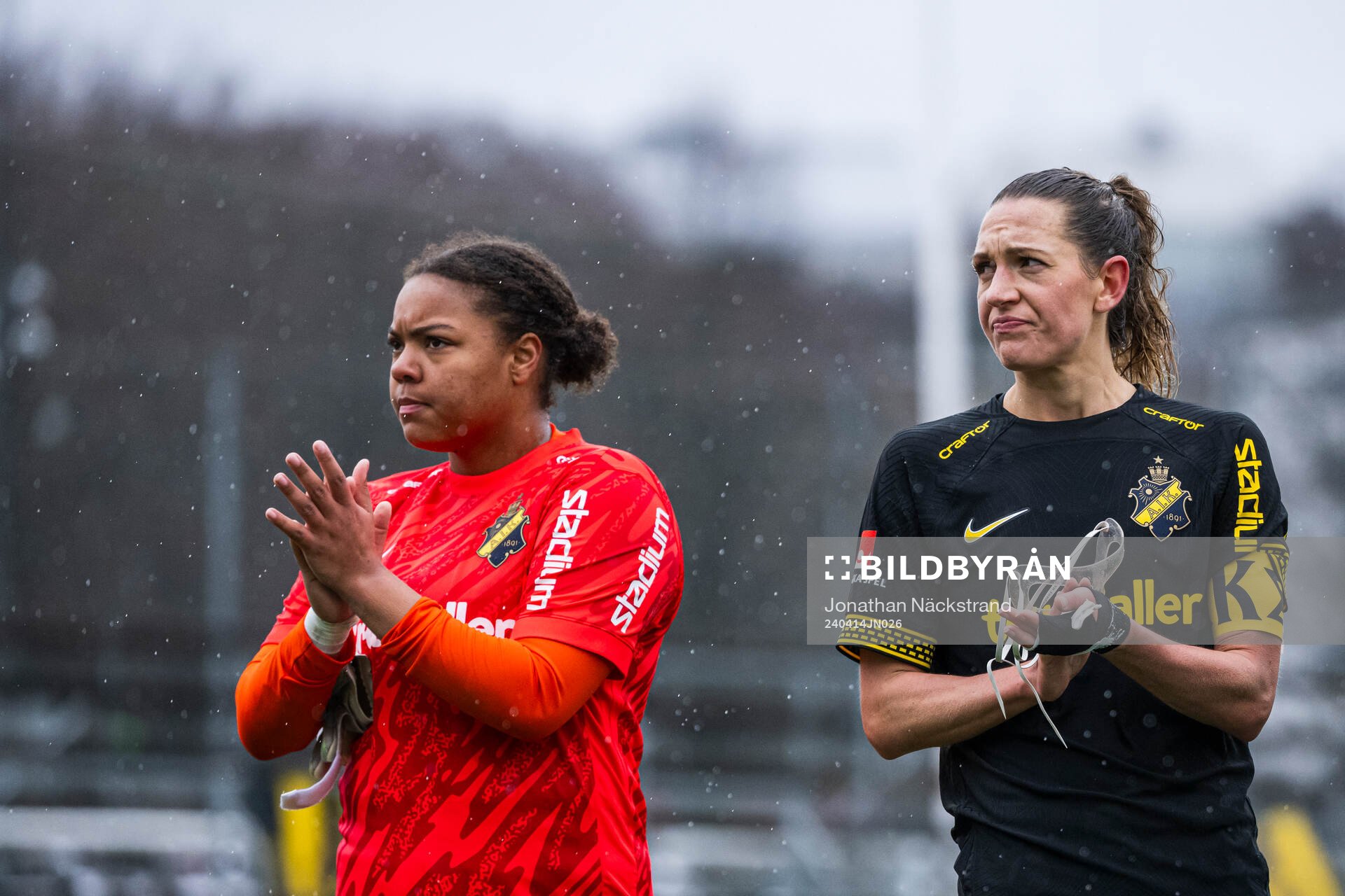 AIKs målvakt Serina Backmark och Jennie Nordin tackar