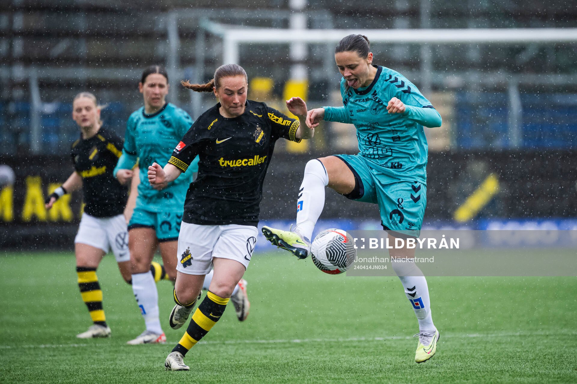 AIKs Ella Reidy och Kristianstads Alice Nilsson
