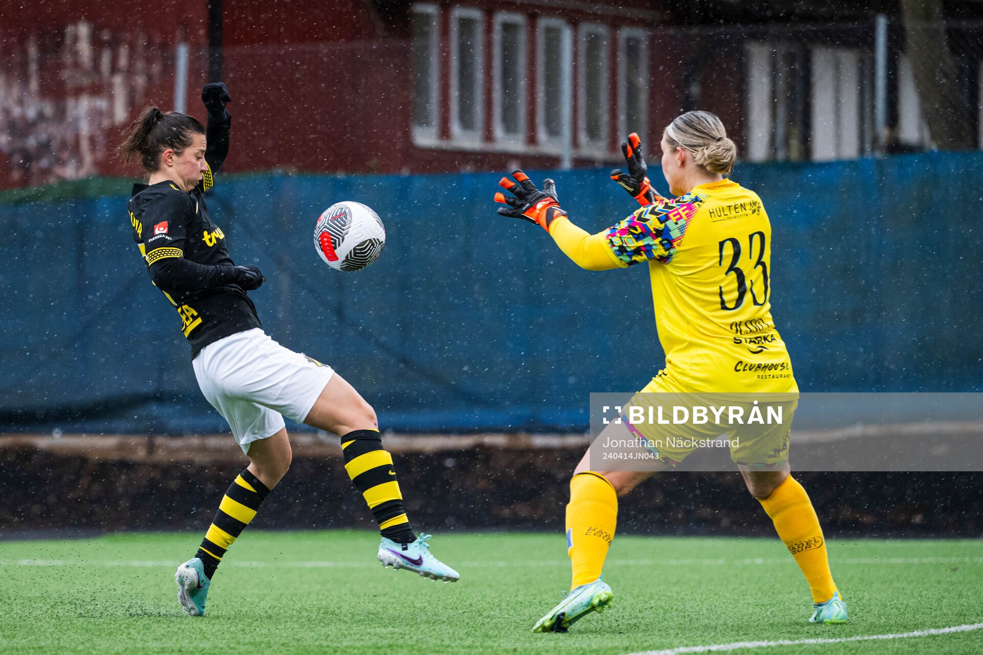 AIKs Patricia Fischerova och Kristianstads målvakt Moa