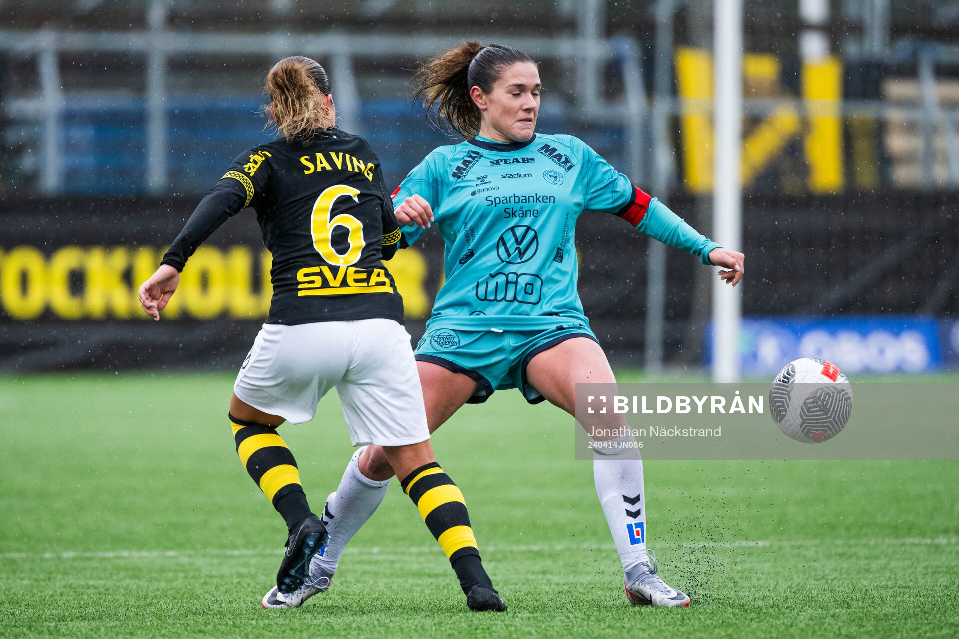 AIKs Felicia Saving och Kristianstads Carly Wickenheiser
