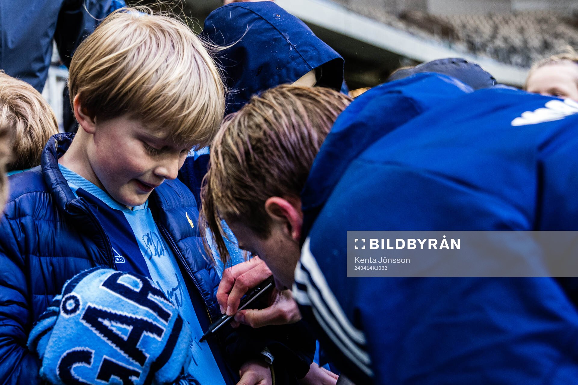 Djurgårdens Oskar Fallenius skriver autografer med