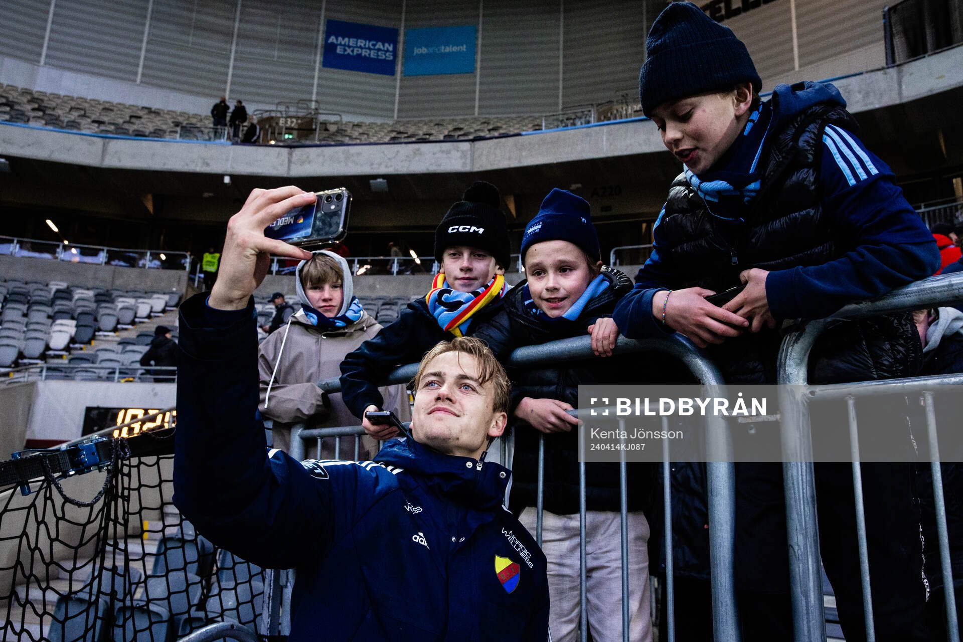 Djurgårdens Oskar Fallenius med supportrar
