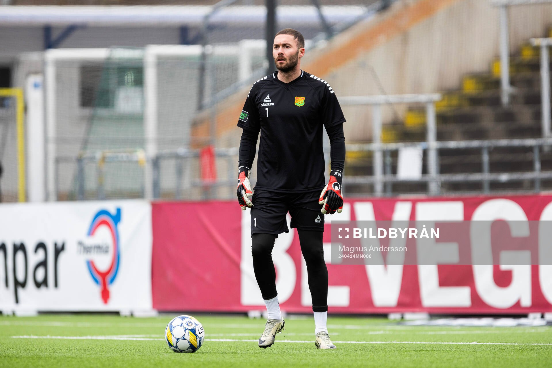 GAISs målvakt Mergim Krasniqi på uppvärmningen inför fotbollsmatchen i Allsvenskan mellan IFK Norrköping och GAIS den 14 april 2024 i Norrköping.