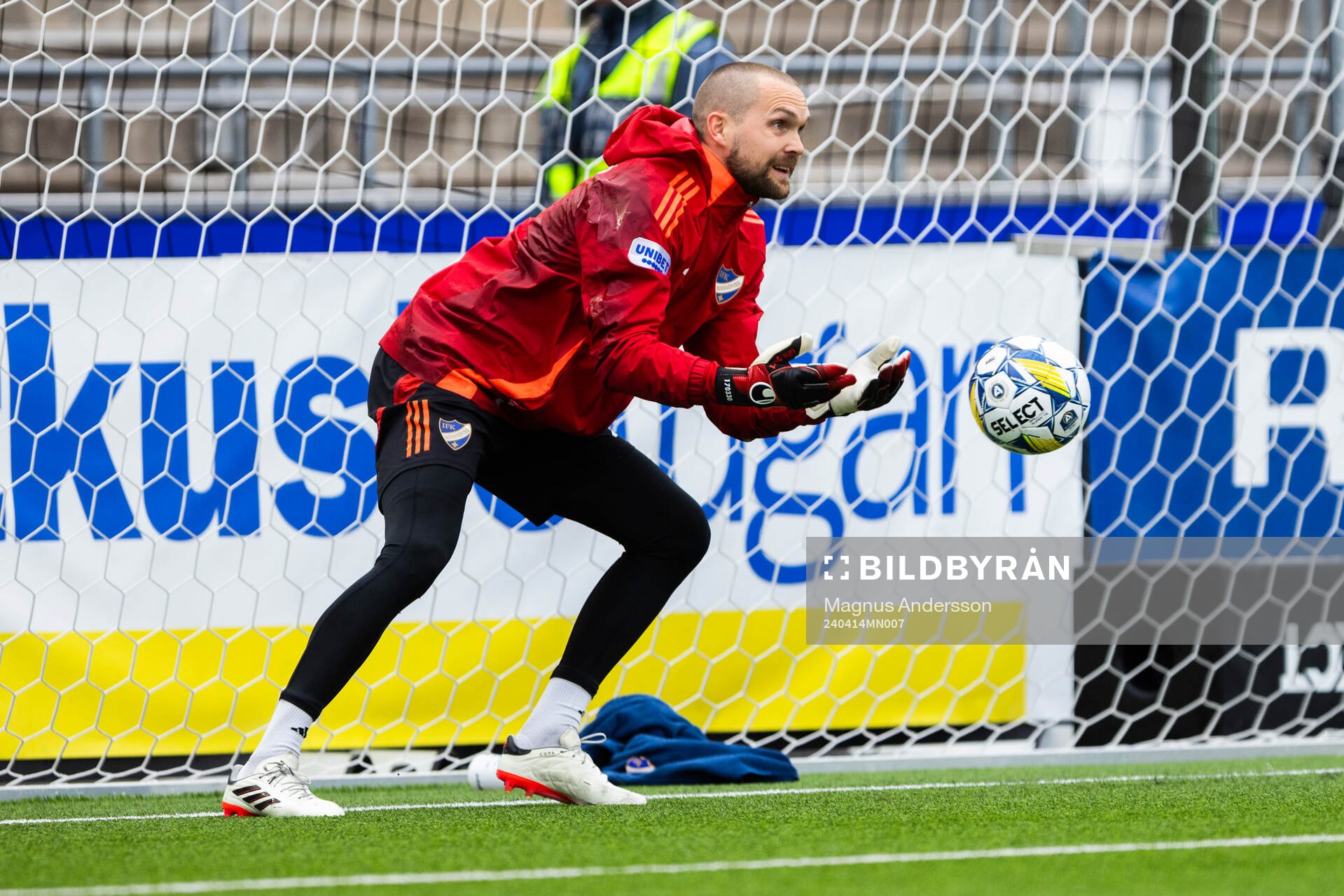 IFK Norrköpings målvakt Oscar Jansson på uppvärmningen