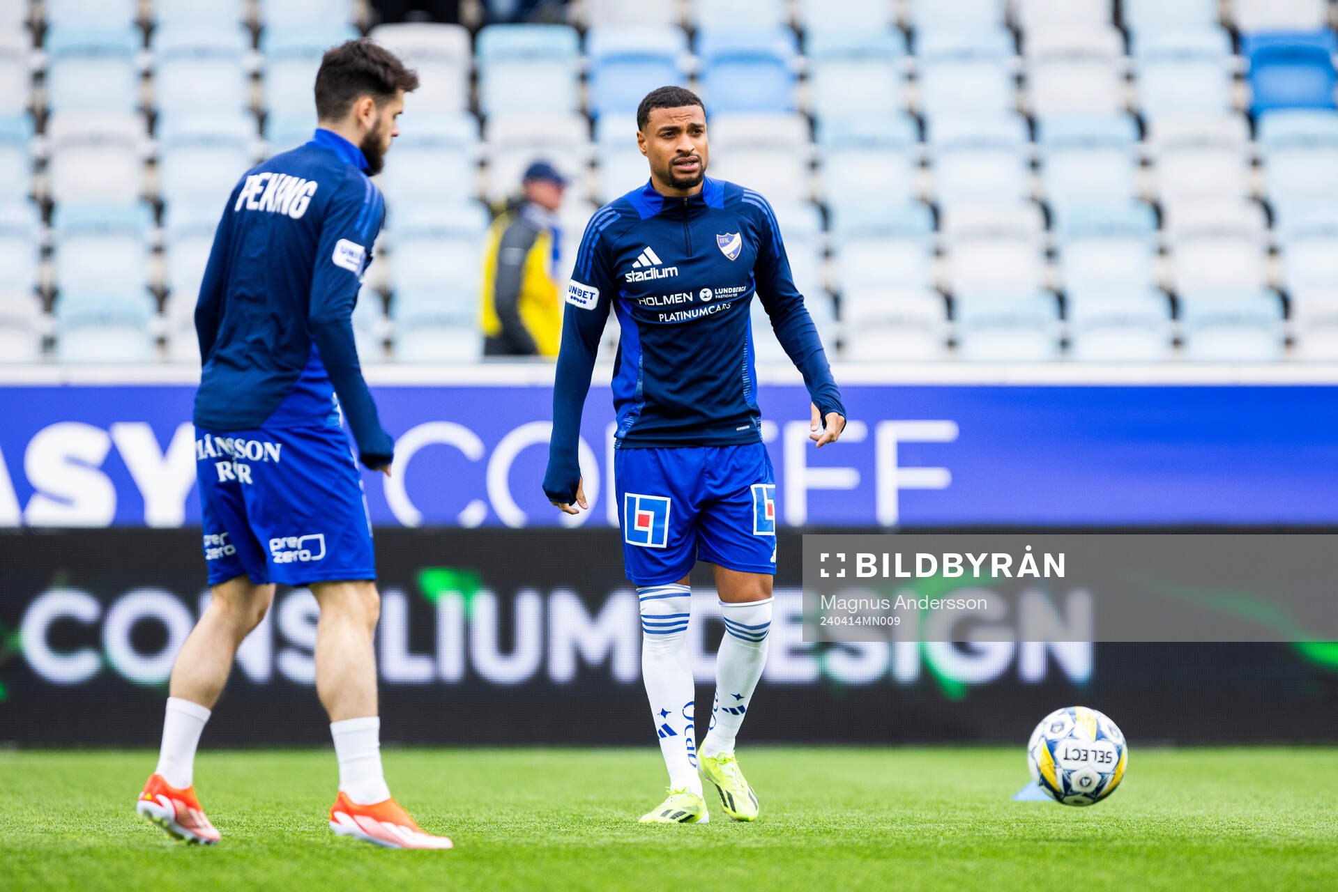 IFK Norrköpings Joseph Ceesay på uppvärmningen