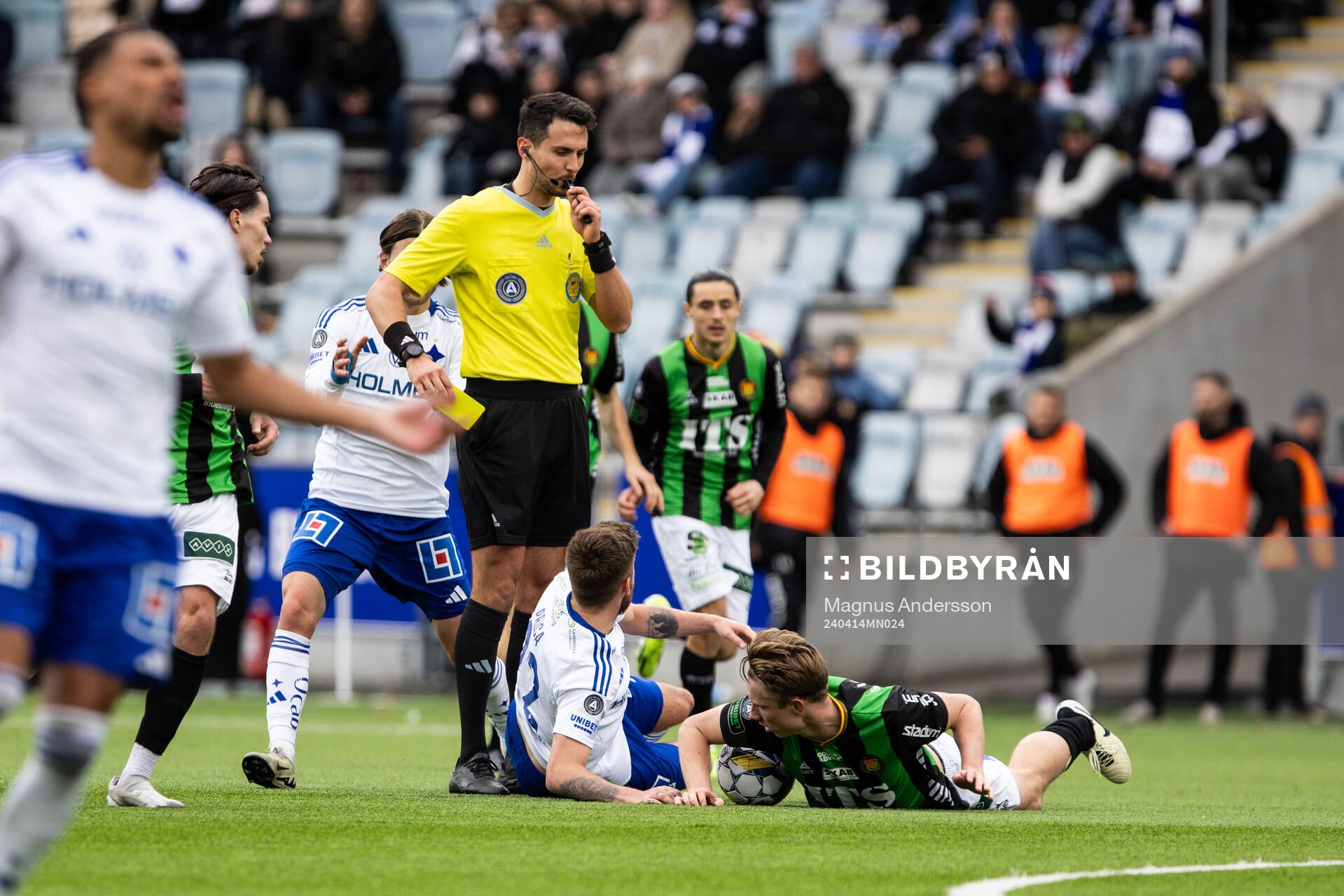 IFK Norrköpings Tim Prica och GAISs Robin Frej under fotbollsmatchen i Allsvenskan mellan IFK Norrköping och GAIS den 14 april 2024 i Norrköping.