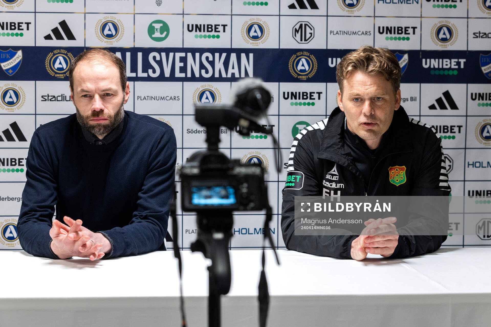 IFK Norrköpings tränare Andreas Alm och GAISs tränare Fredrik Holmberg under en presskonferens efter fotbollsmatchen i Allsvenskan mellan IFK Norrköping och GAIS den 14 april 2024 i Norrköping.