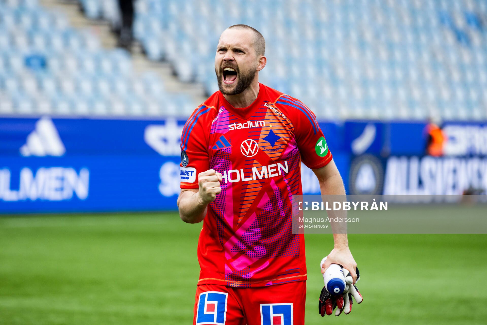 IFK Norrköpings målvakt Oscar Jansson jublar
