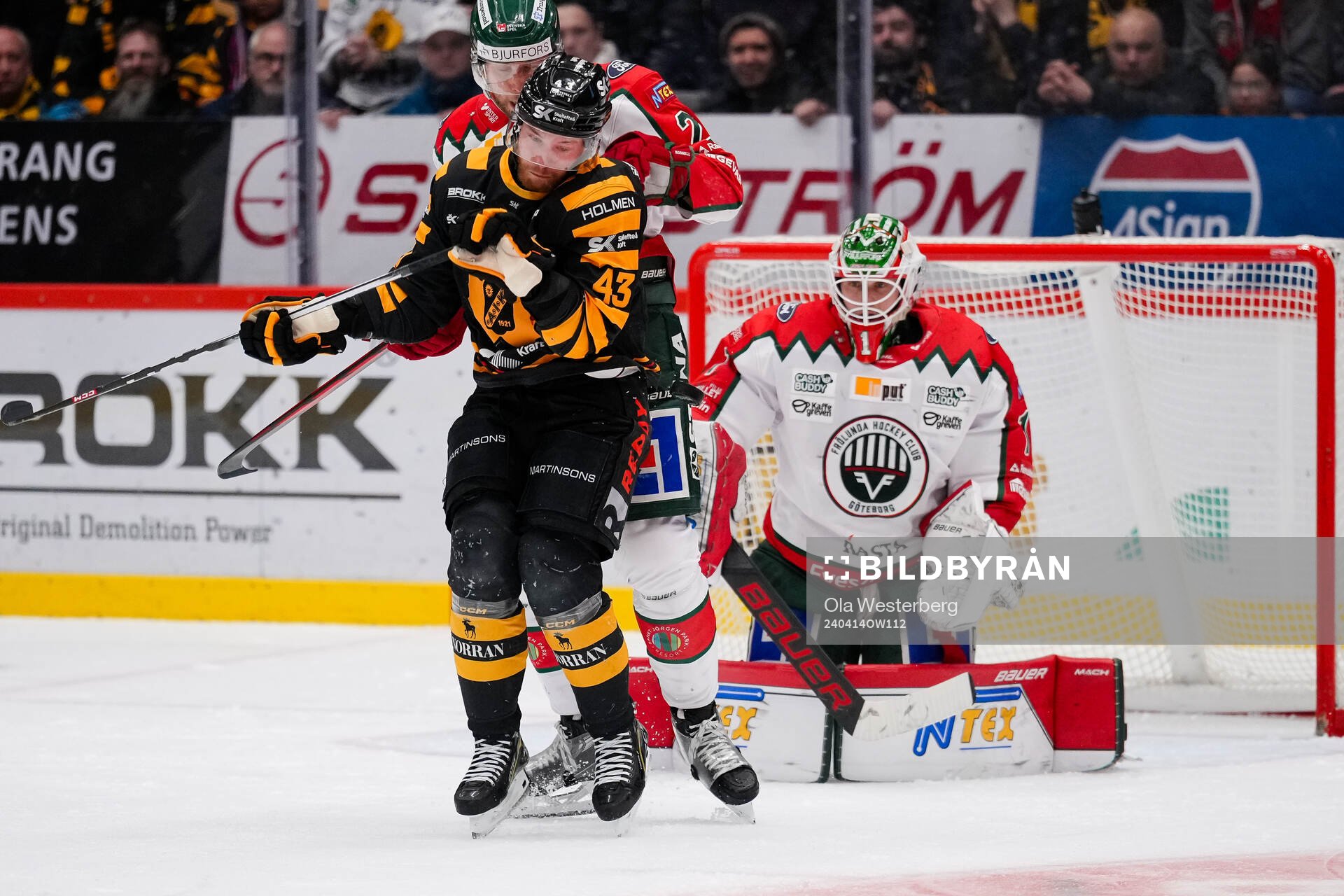 Skellefteås Filip Sandberg och Frölundas målvakt Lars