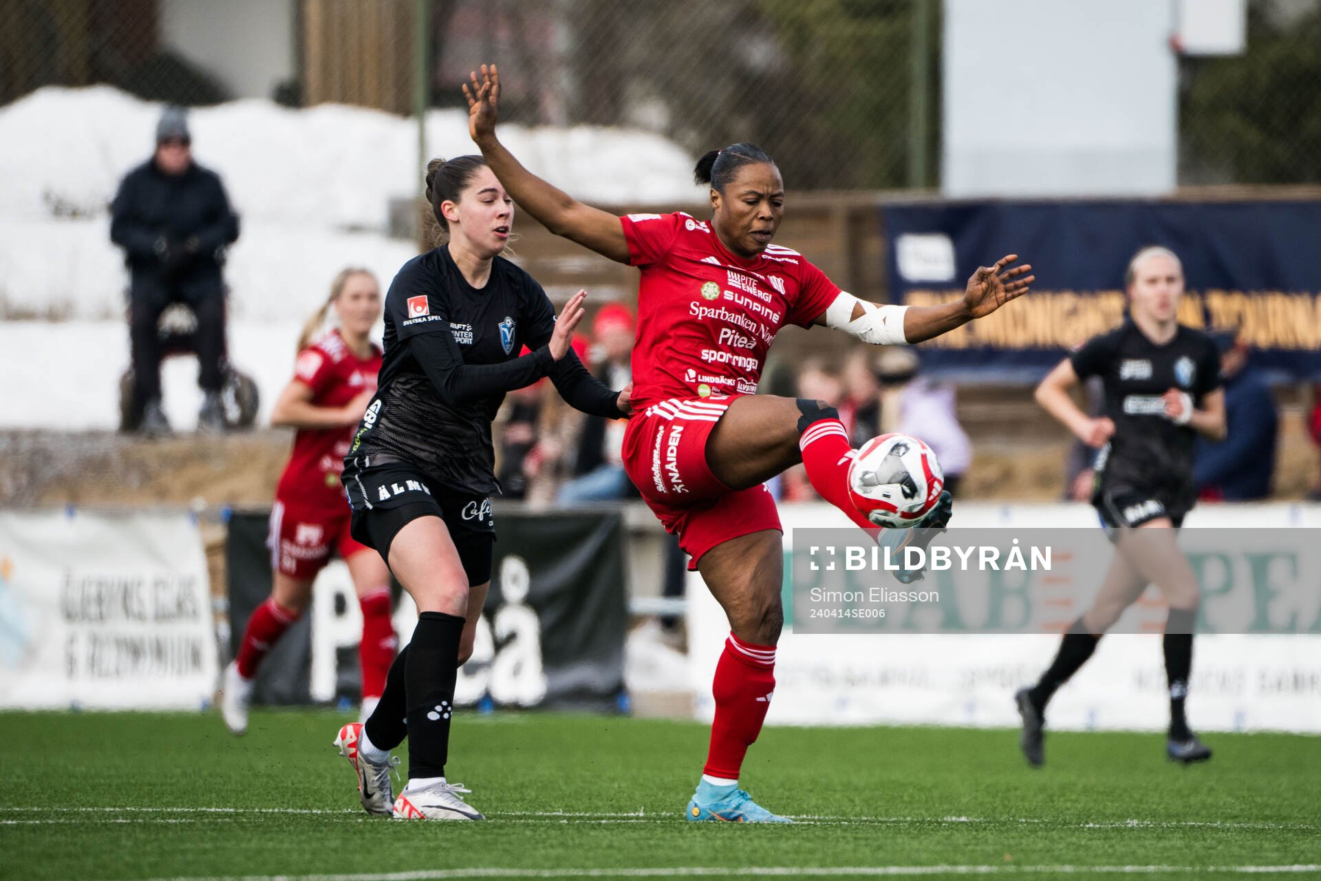 Växjö DFFs Bryndis Arna Nielsdottir och Piteås Faith Ikidi Michael under fotbollsmatchen i Damallsvenskan mellan Piteå och Växjö DFF den 14 april 2024 i Piteå.