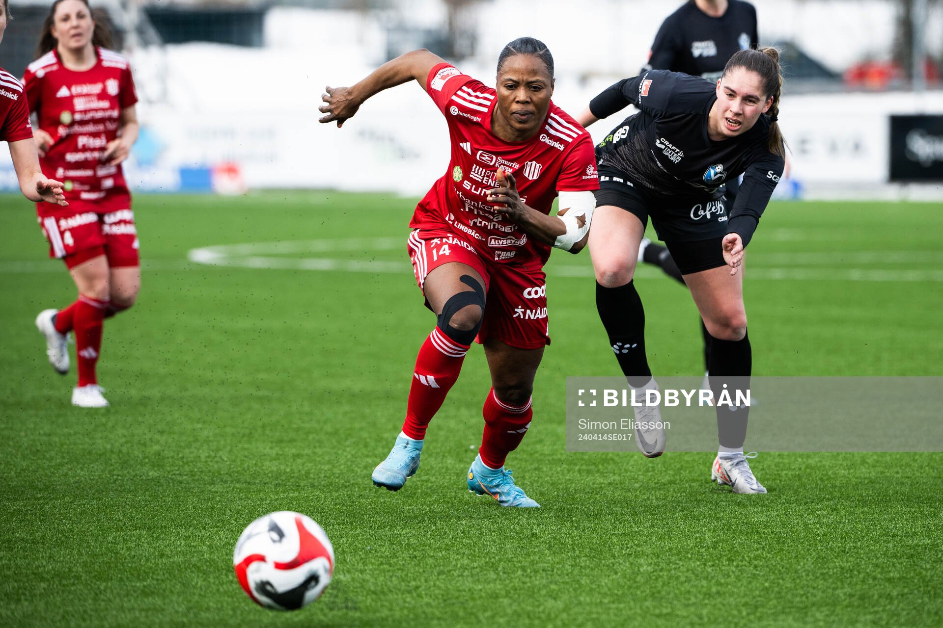 Piteås Faith Ikidi Michael och Växjö DFFs Bryndis Arna Nielsdottir under fotbollsmatchen i Damallsvenskan mellan Piteå och Växjö DFF den 14 april 2024 i Piteå.