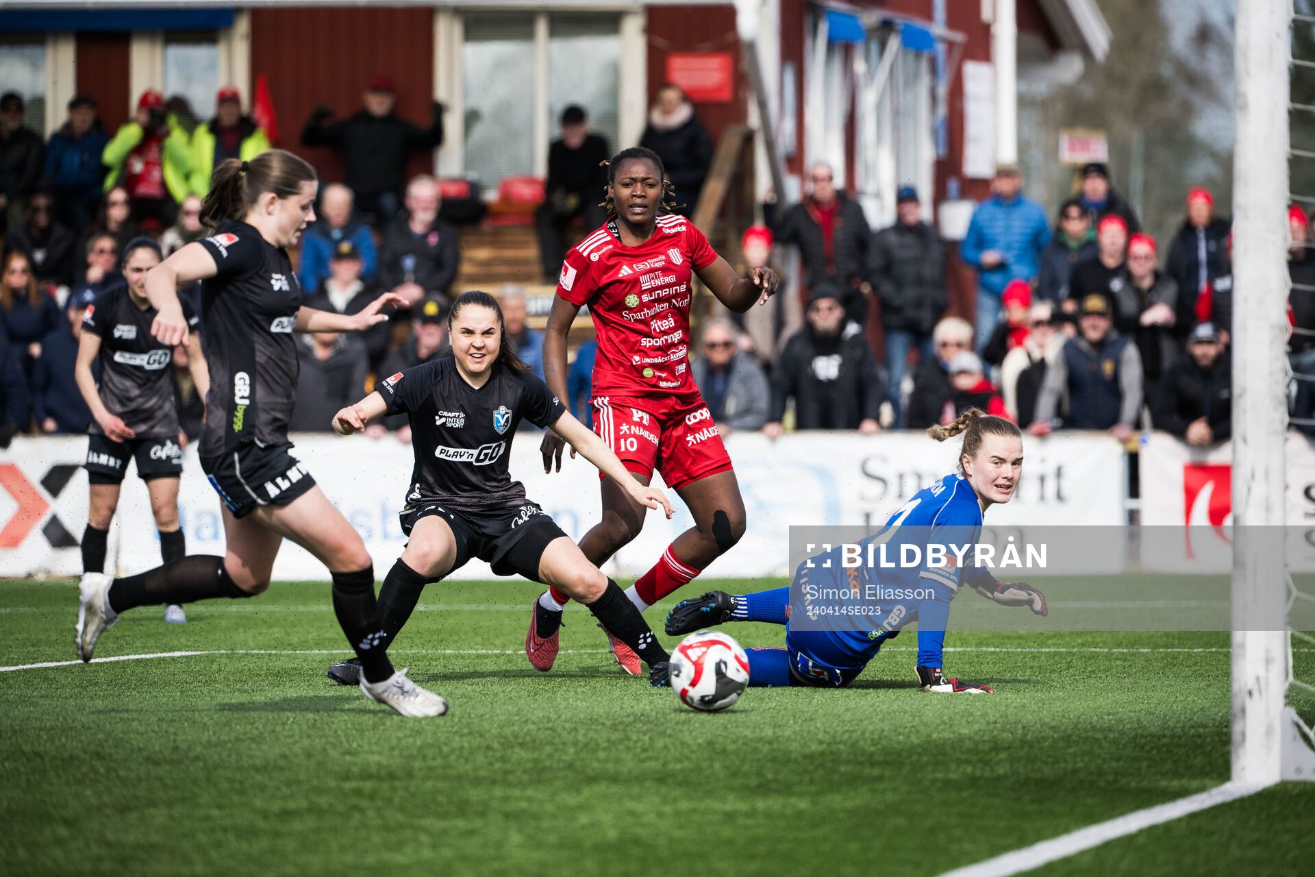 Piteås Anam Imo och Växjö DFFs målvakt Maja Bay