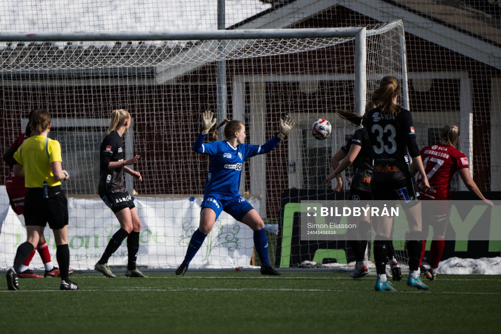 Piteås Selina Henriksson och Växjö DFFs målvakt Maja Bay Østergaard under fotbollsmatchen i Damallsvenskan mellan Piteå och Växjö DFF den 14 april 2024 i Piteå.