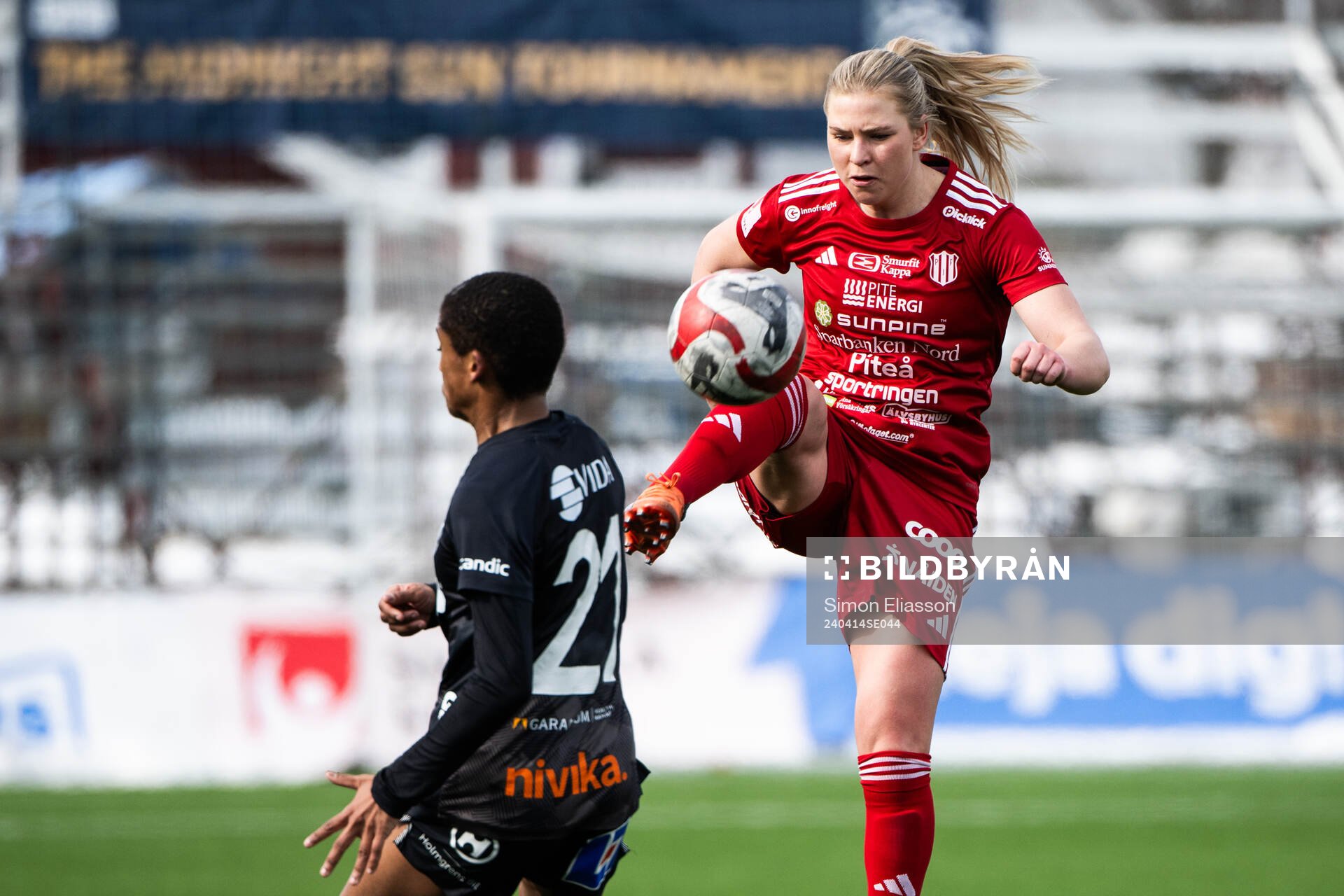 Piteås Ellen Löfqvist under fotbollsmatchen i Damallsvenskan mellan Piteå och Växjö DFF den 14 april 2024 i Piteå. 