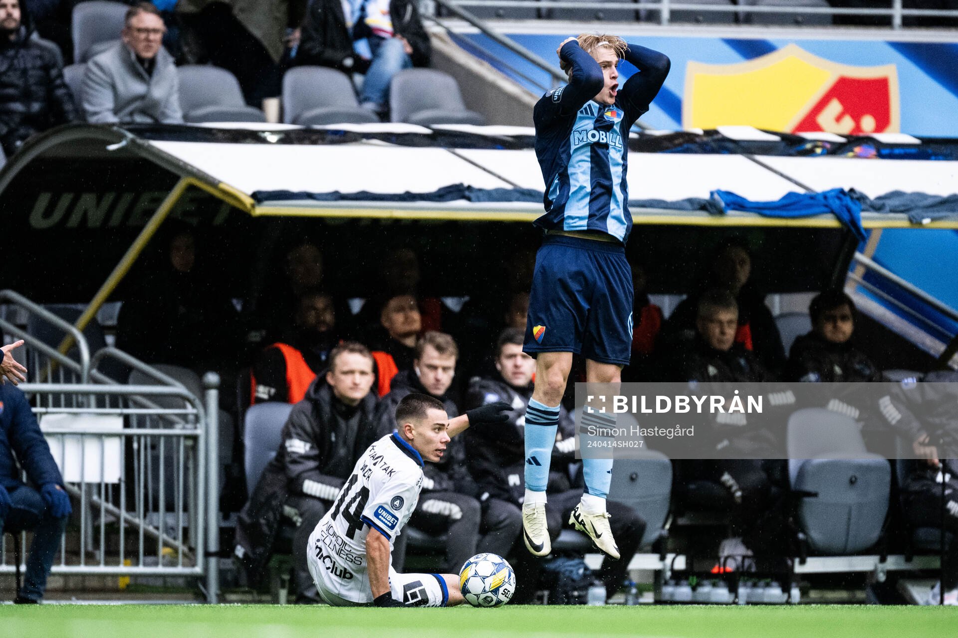 Sirius Leo Walta och Djurgårdens Lucas Bergvall under fotbollsmatchen i Allsvenskan mellan Djurgården och Sirius den 14 april 2024 i Stockholm. 