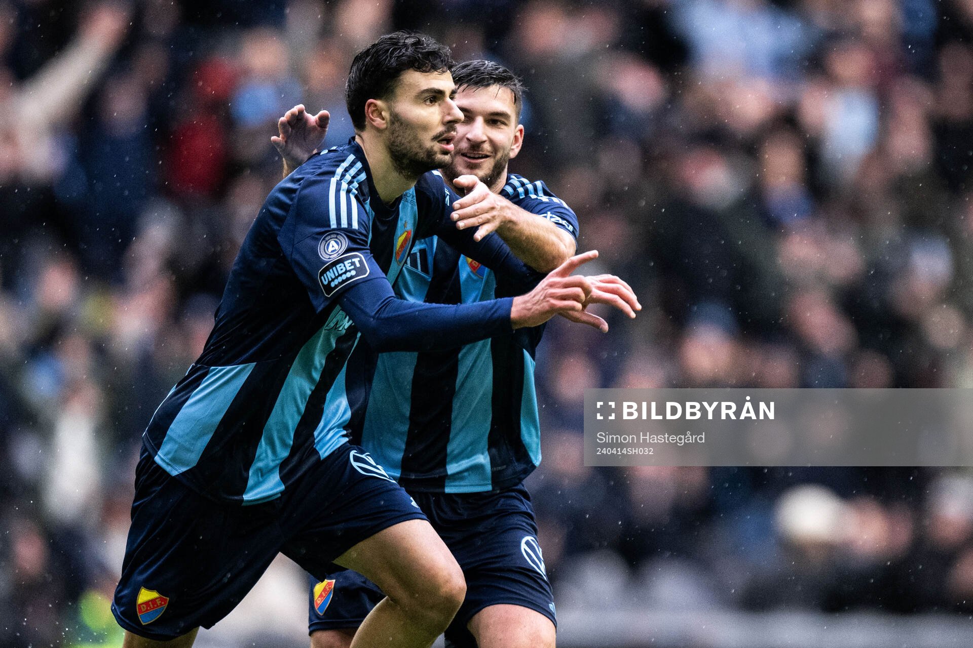 Djurgårdens Deniz Hummet jublar med Besard Sabovic