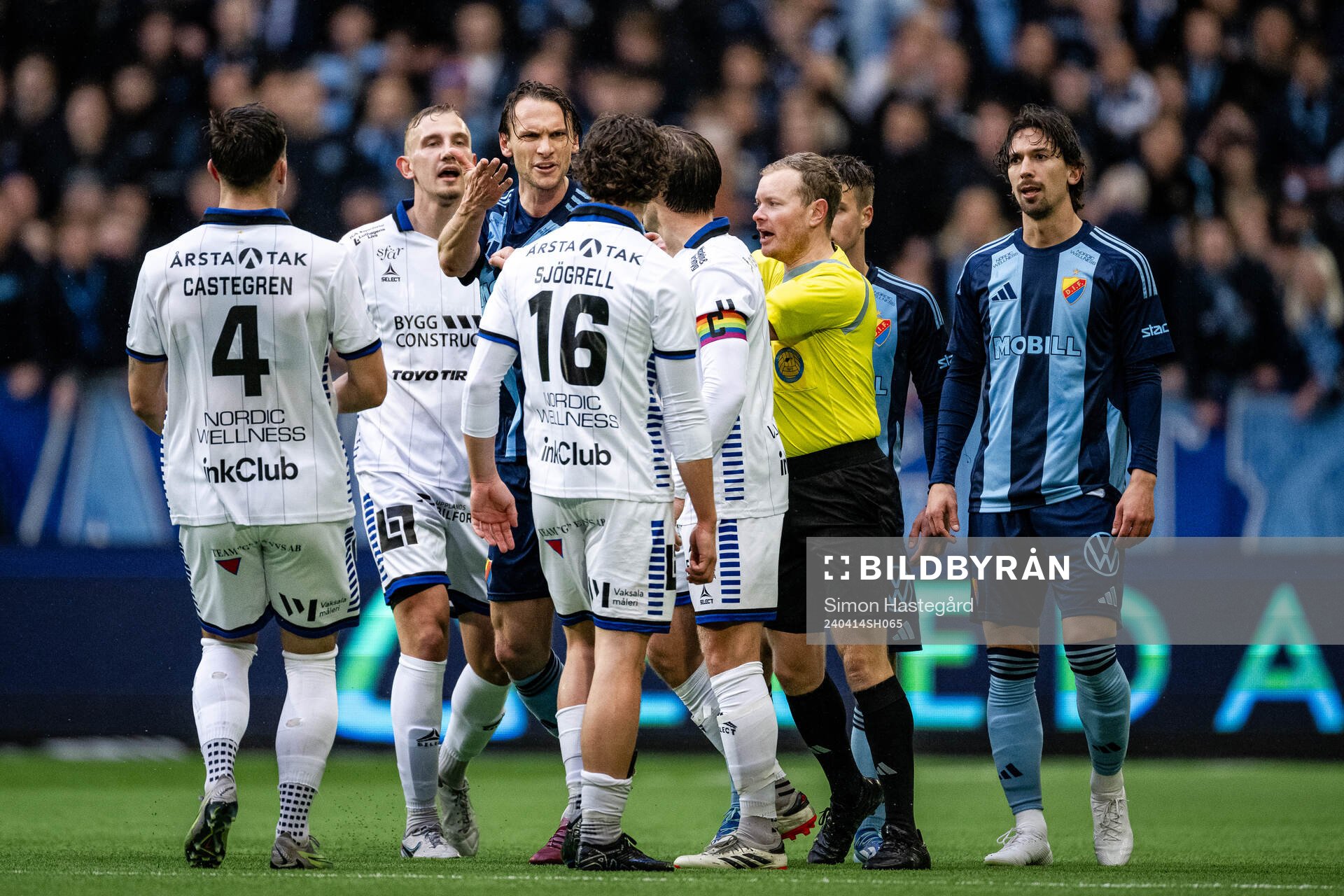 Djurgårdens Albin Ekdal i samtal med Sirius Herman