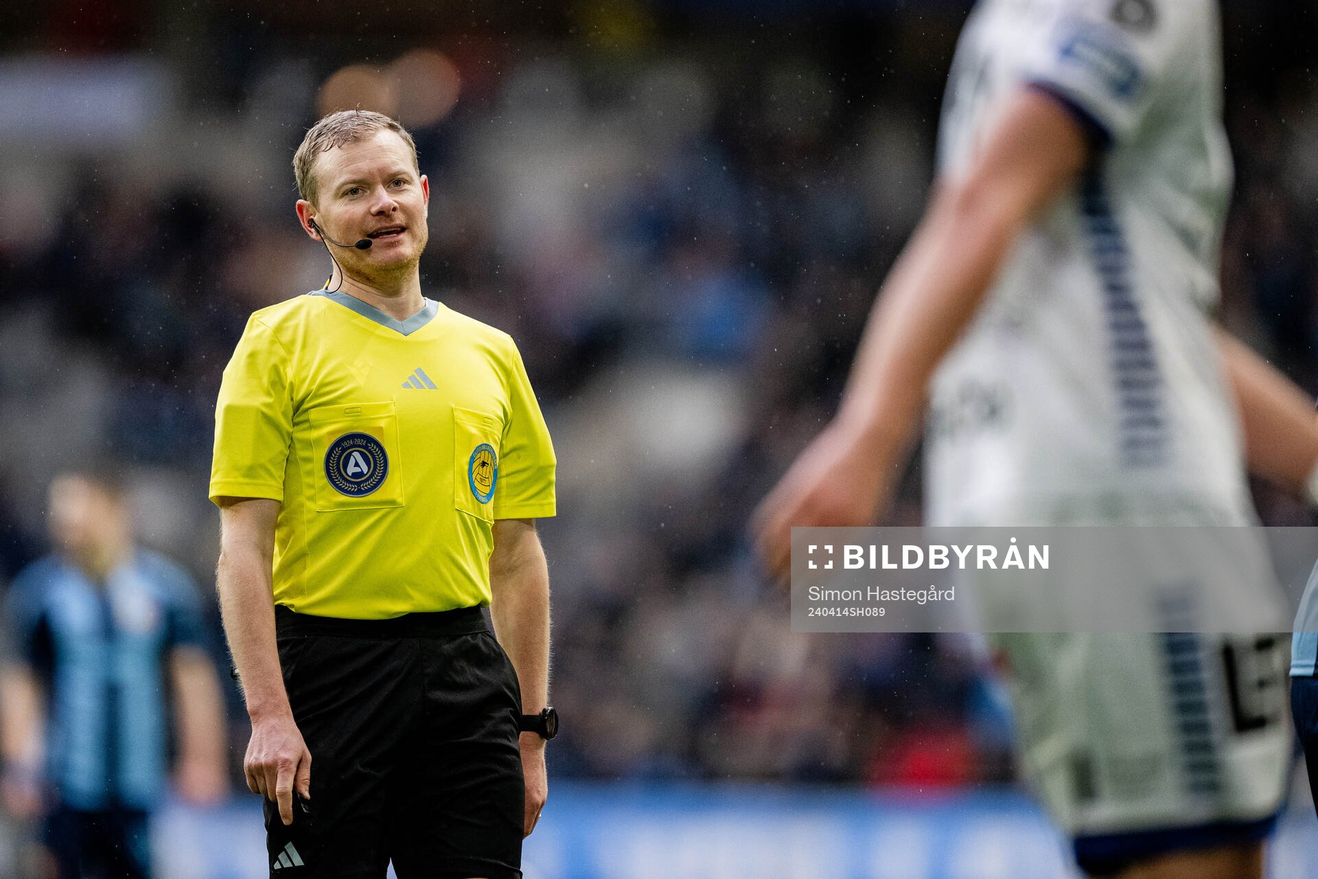 Domare Fredrik Klitte under fotbollsmatchen i Allsvenskan mellan Djurgården och Sirius den 14 april 2024 i Stockholm. 