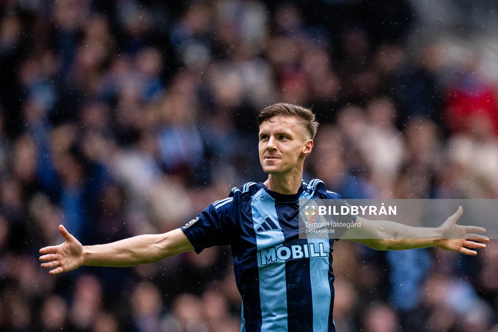 Djurgårdens Samuel Leach Holm jublar efter 1-0 under fotbollsmatchen i Allsvenskan mellan Djurgården och Sirius den 14 april 2024 i Stockholm.
