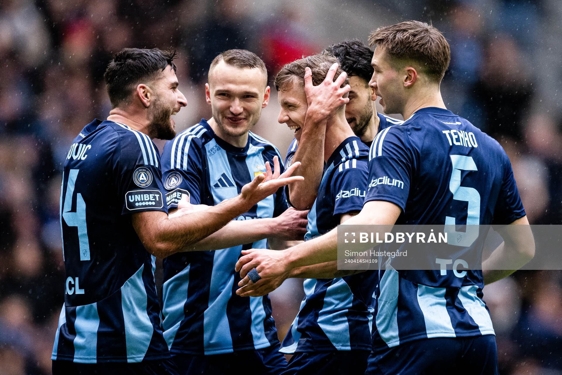 Djurgårdens Samuel Leach Holm jublar med Besard Sabovic ,