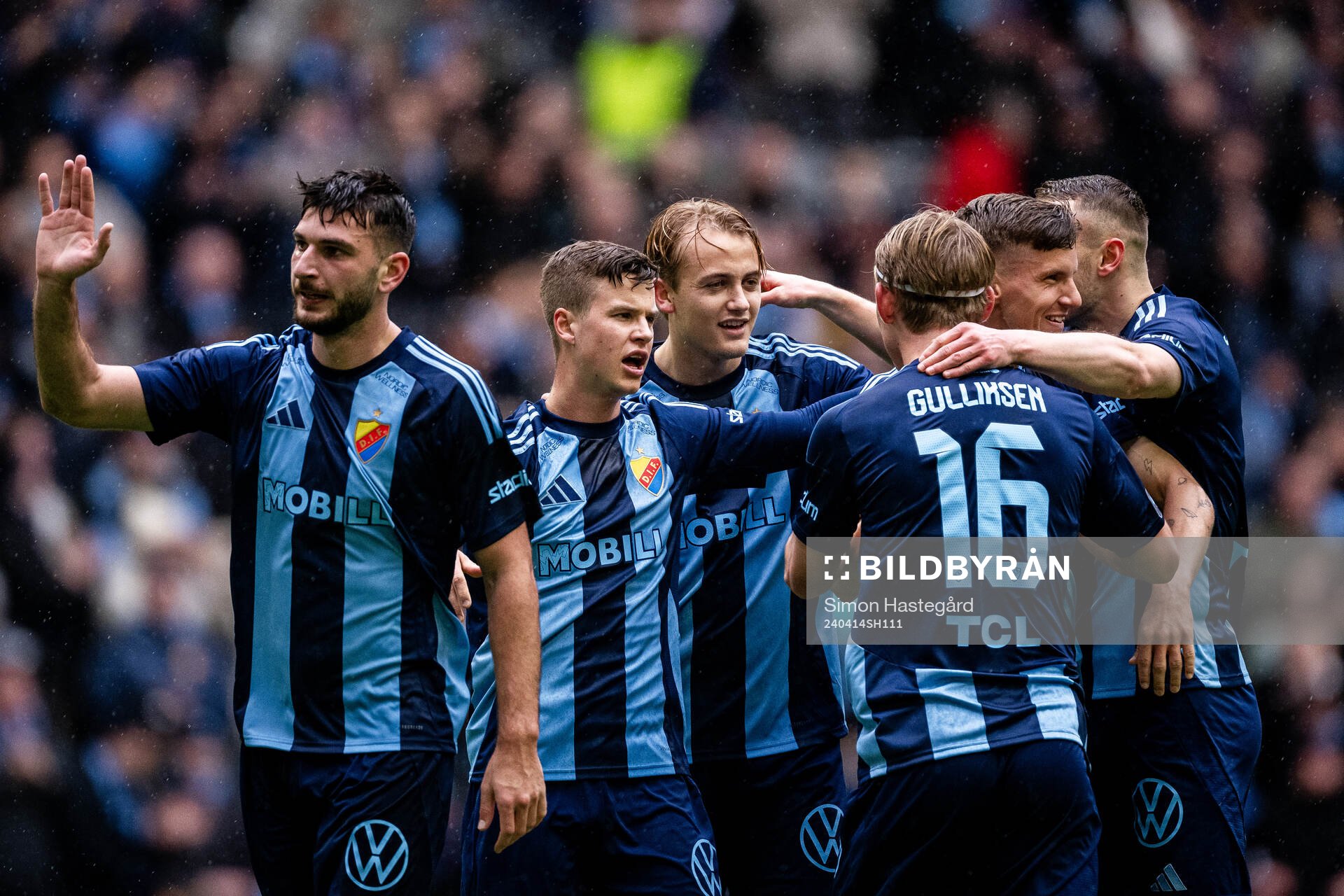 Djurgårdens Samuel Leach Holm jublar med Besard Sabovic ,