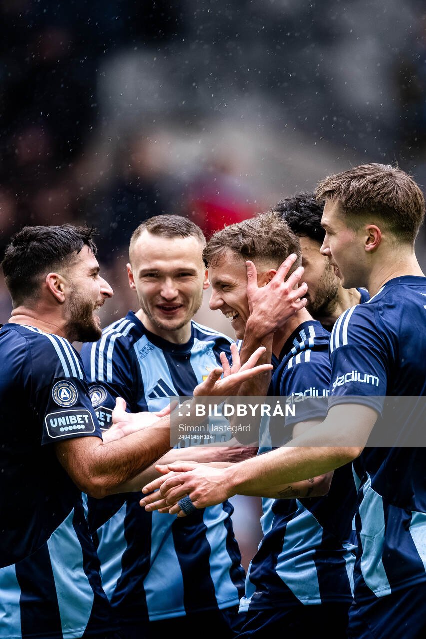Djurgårdens Samuel Leach Holm jublar med Besard Sabovic ,