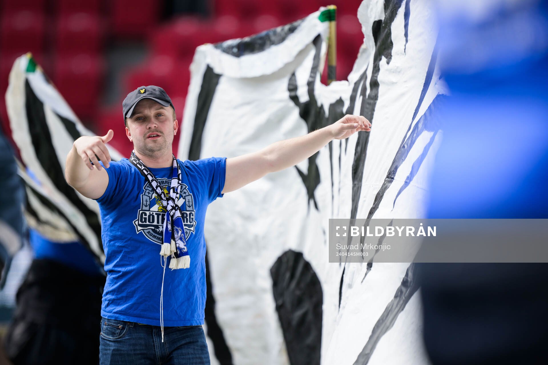 IFK Göteborgs supportrar förbereder ett tifo