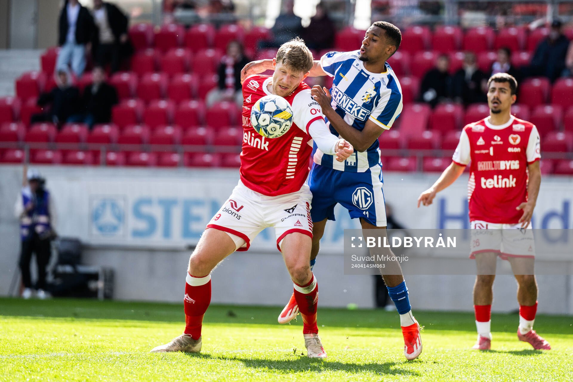 Kalmars Lars Saetra och IFK Göteborgs Paulos Abraham