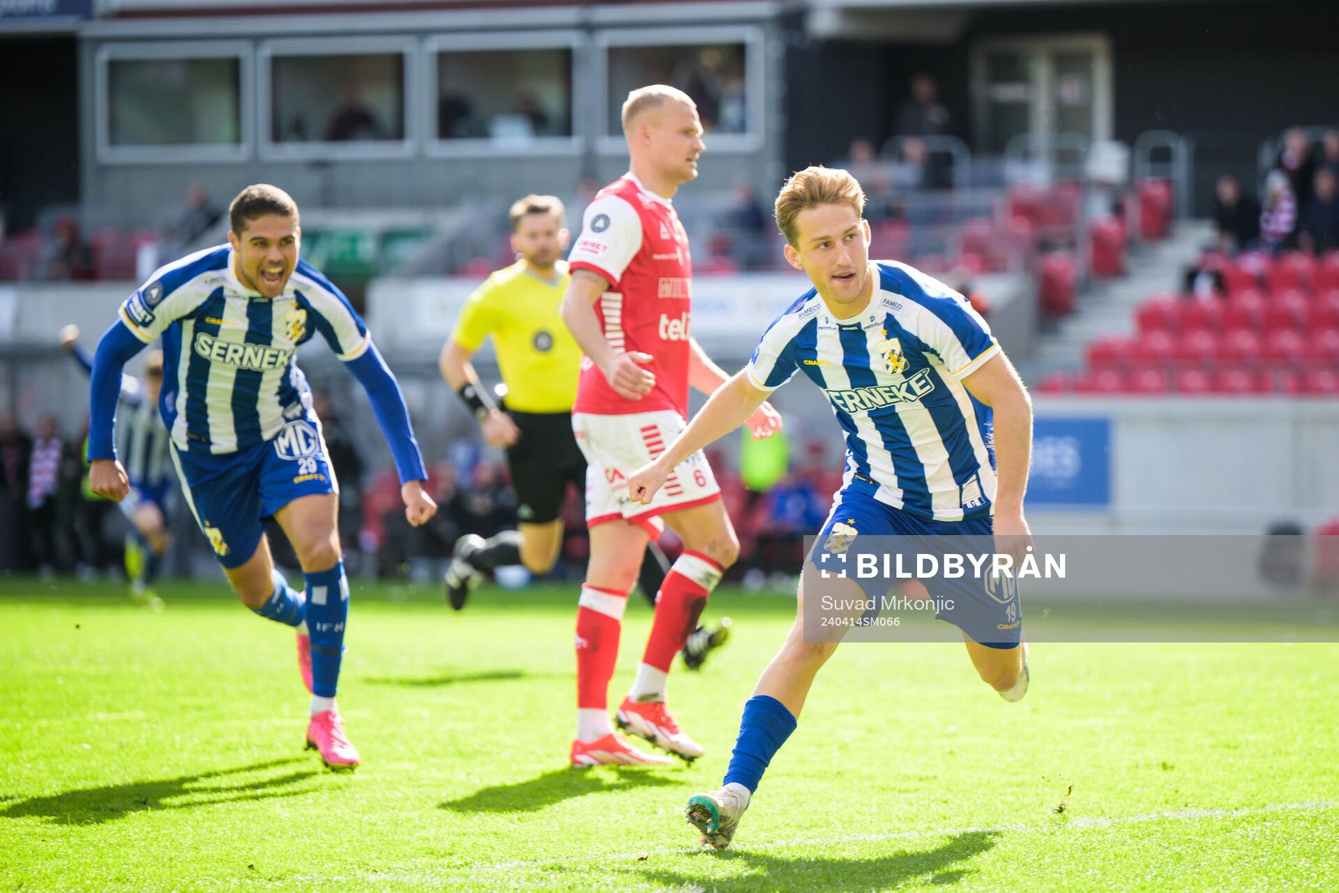 IFK Göteborgs Arbnor Mucolli jublar efter 0-1 under fotbollsmatchen i Allsvenskan mellan Kalmar och IFK Göteborg den 14 april 2024 i Kalmar.
