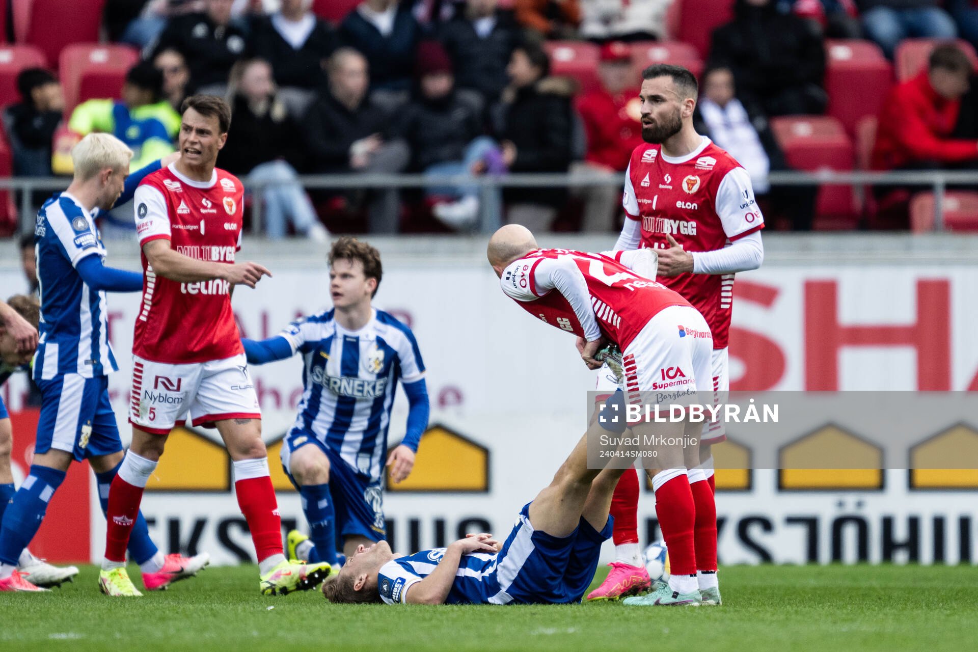 Kalmars Robert Gojani hjälper IFK Göteborgs Arbnor Mucolli