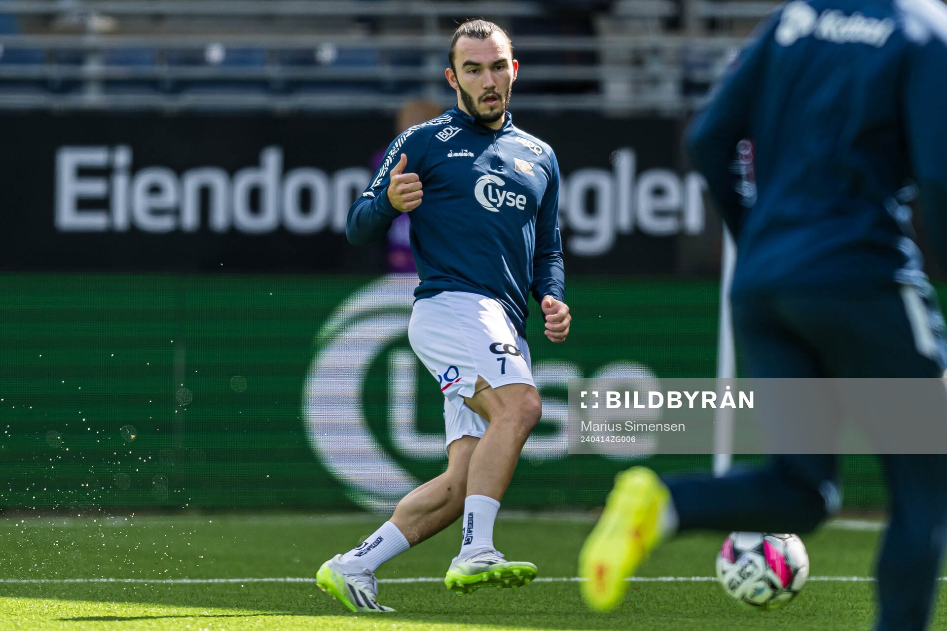 Nicholas D'Agostino of Viking warms up ahead of the Eliteserien match between Viking and Brann on April 14, 2024 in Stavanger. 