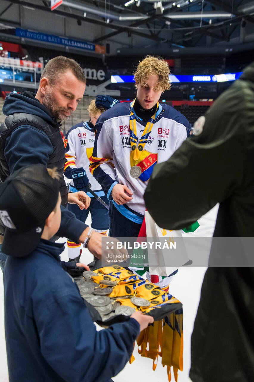 Niklas Sundström delar ut medaljer