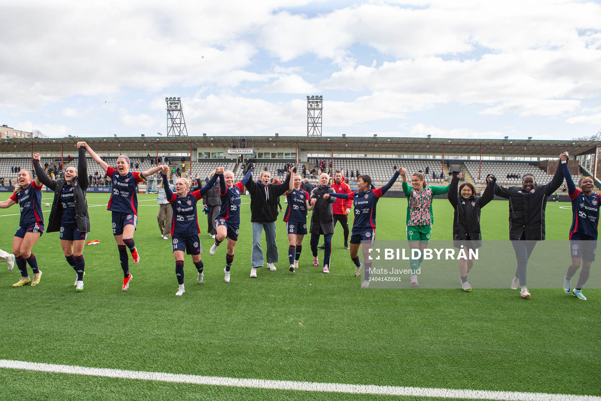 FC Rosengårds spelare jublar efter fotbollsmatchen i Damallsvenskan mellan FC Rosengård och Vittsjö den 14 april 2024 i Malmö. 