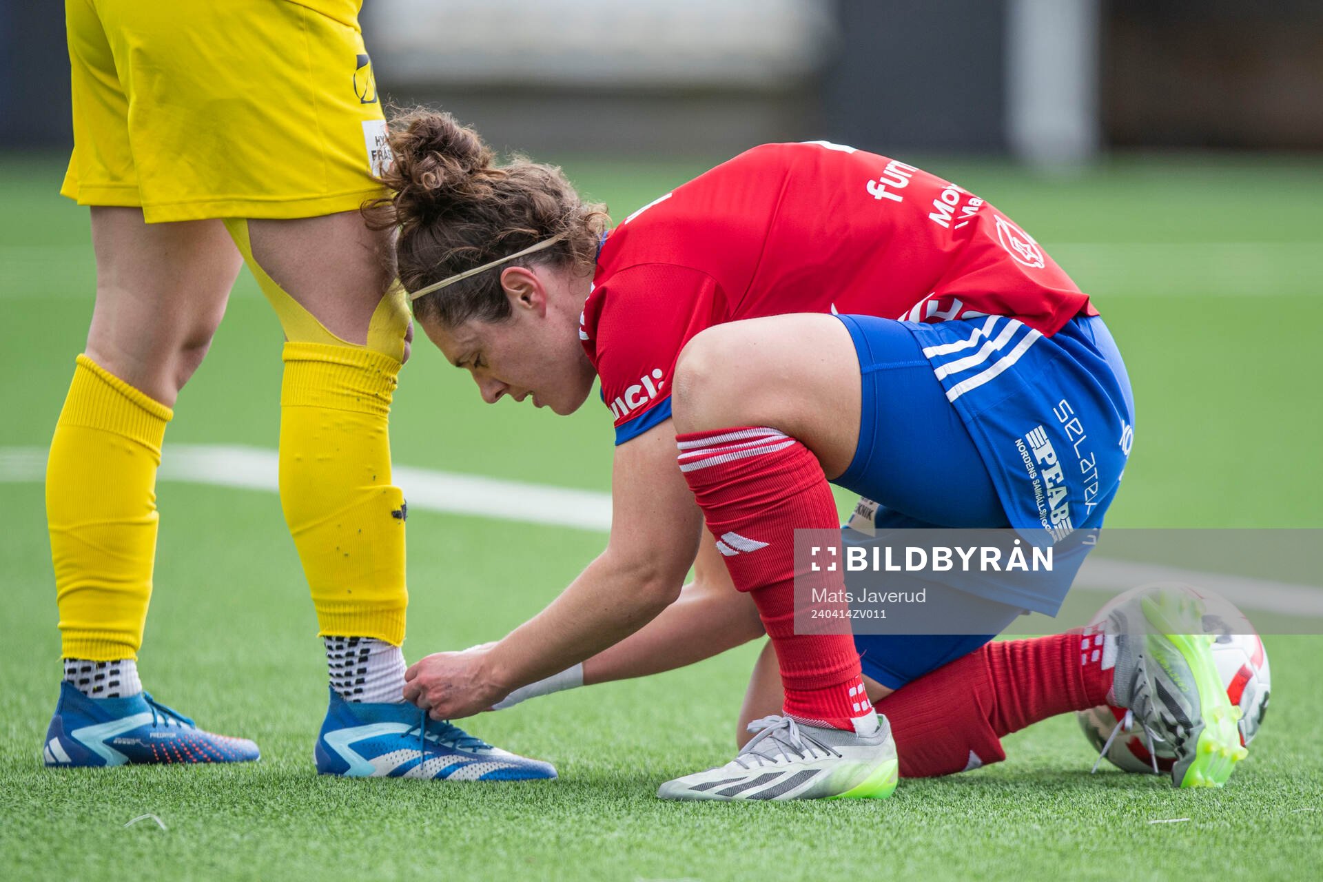 Vittsjös målvakt Lauren Brzykcy får hjälp av Shannon Woeller under fotbollsmatchen i Damallsvenskan mellan FC Rosengård och Vittsjö den 14 april 2024 i Malmö.