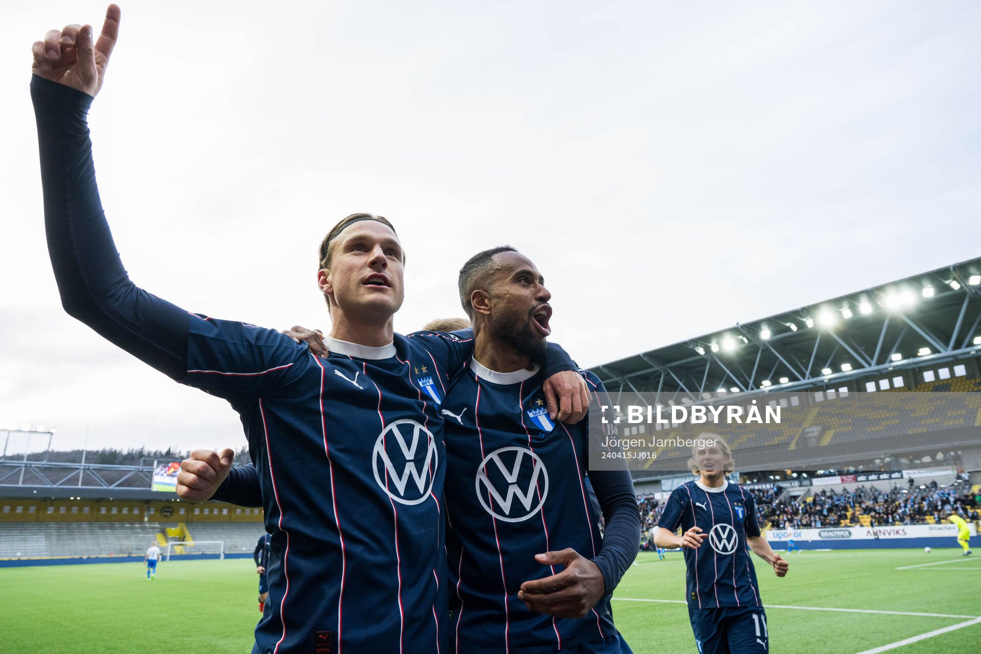 Malmö FFs Erik Botheim och Isaac Kiese Thelin jublar