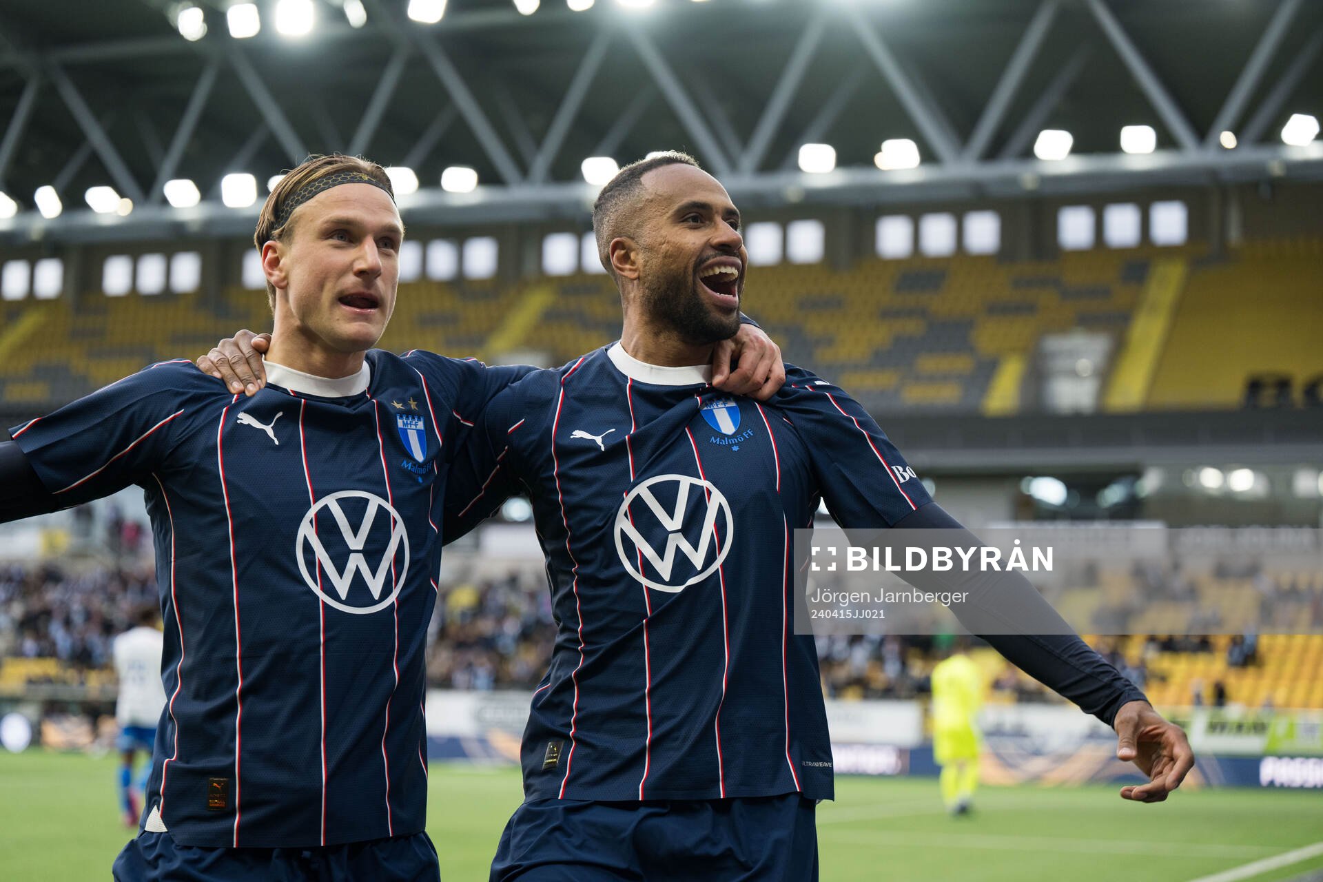 Malmö FFs Erik Botheim och Isaac Kiese Thelin jublar