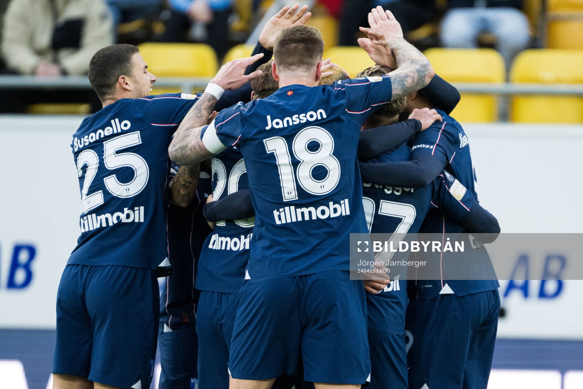 Malmö FFs Derek Cornelius jublar med lagkamrater