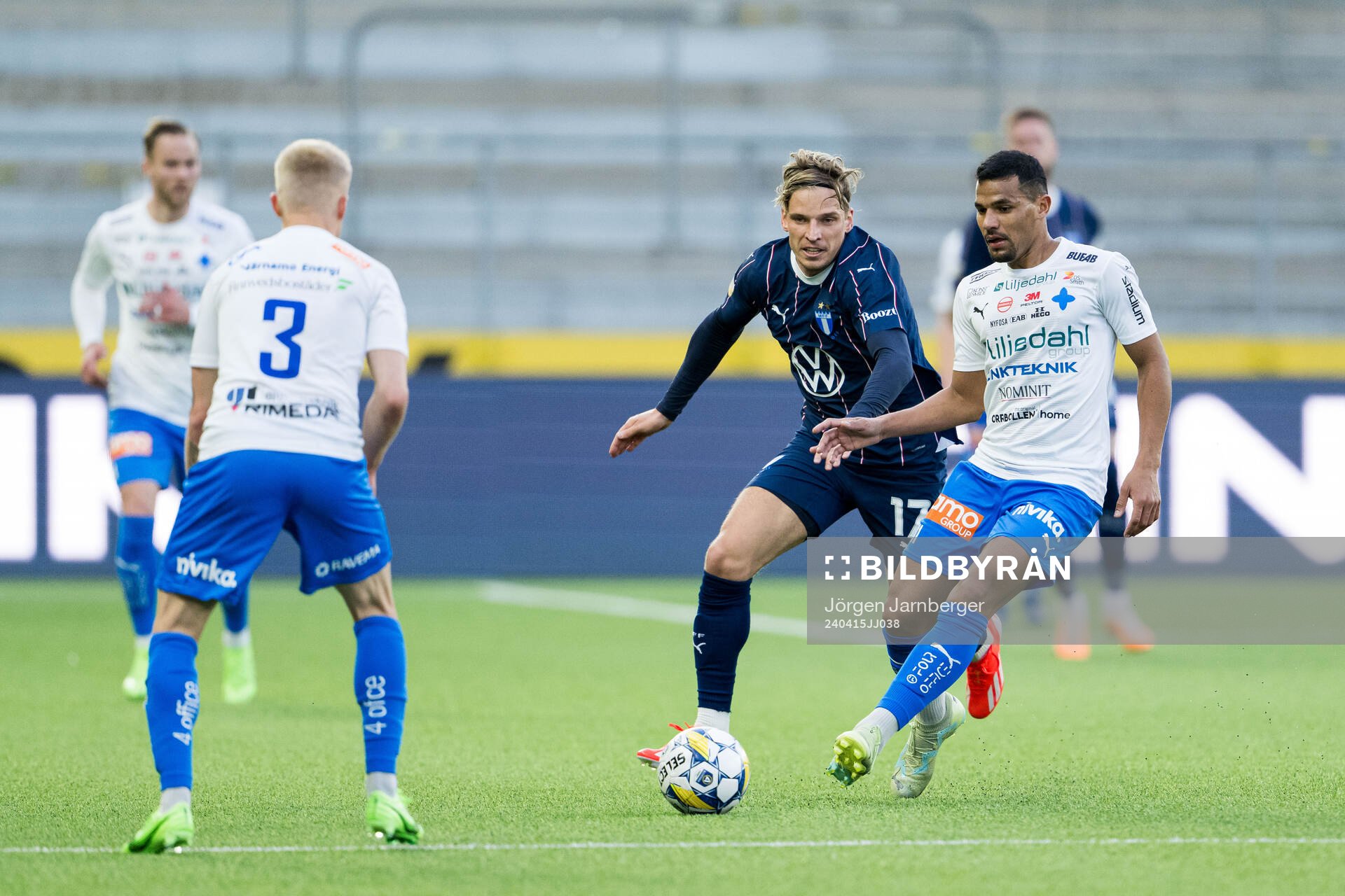 Malmö FFs Jens Stryger Larsen och Värnamos Wenderson
