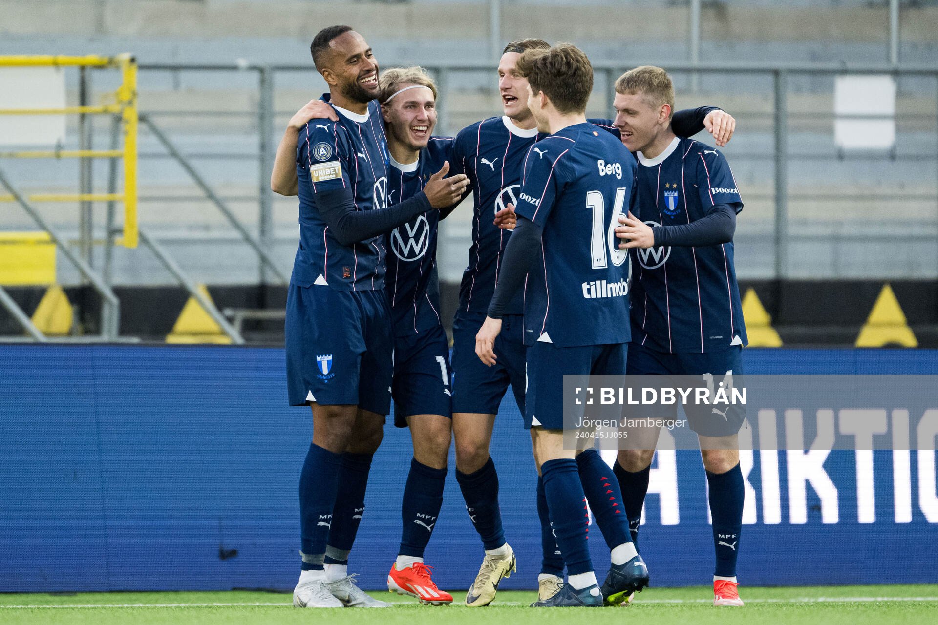 Malmö FFs Sebastian Nanasi jublar med lagkamrater