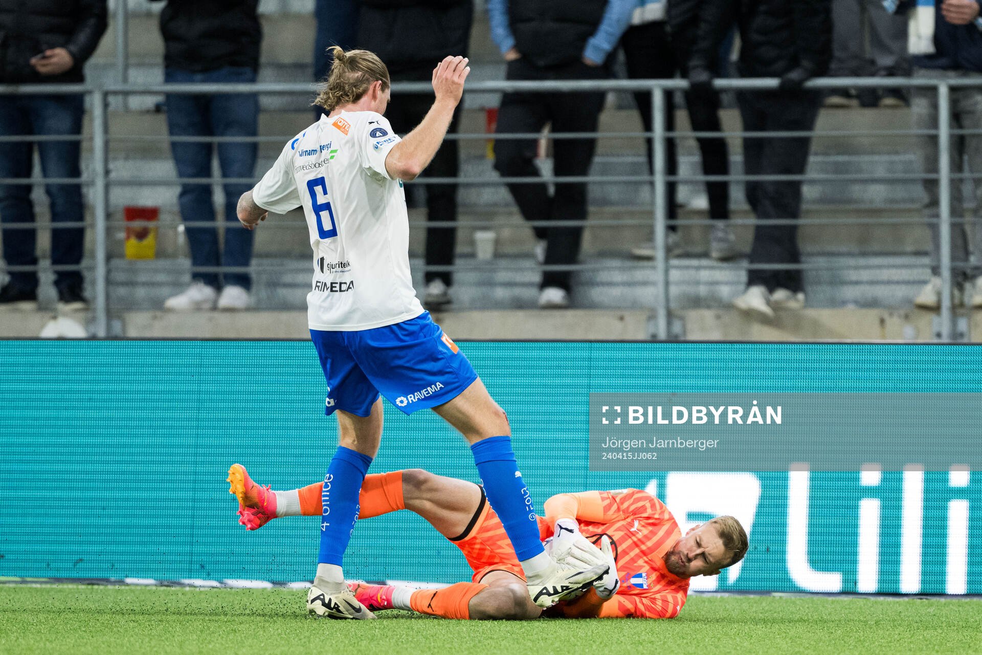 Värnamos Hampus Näsström och Malmö FFs målvakt Ricardo Friedrich under fotbollsmatchen i Allsvenskan mellan Värnamo och Malmö FF den 15 april 2024 i Borås.