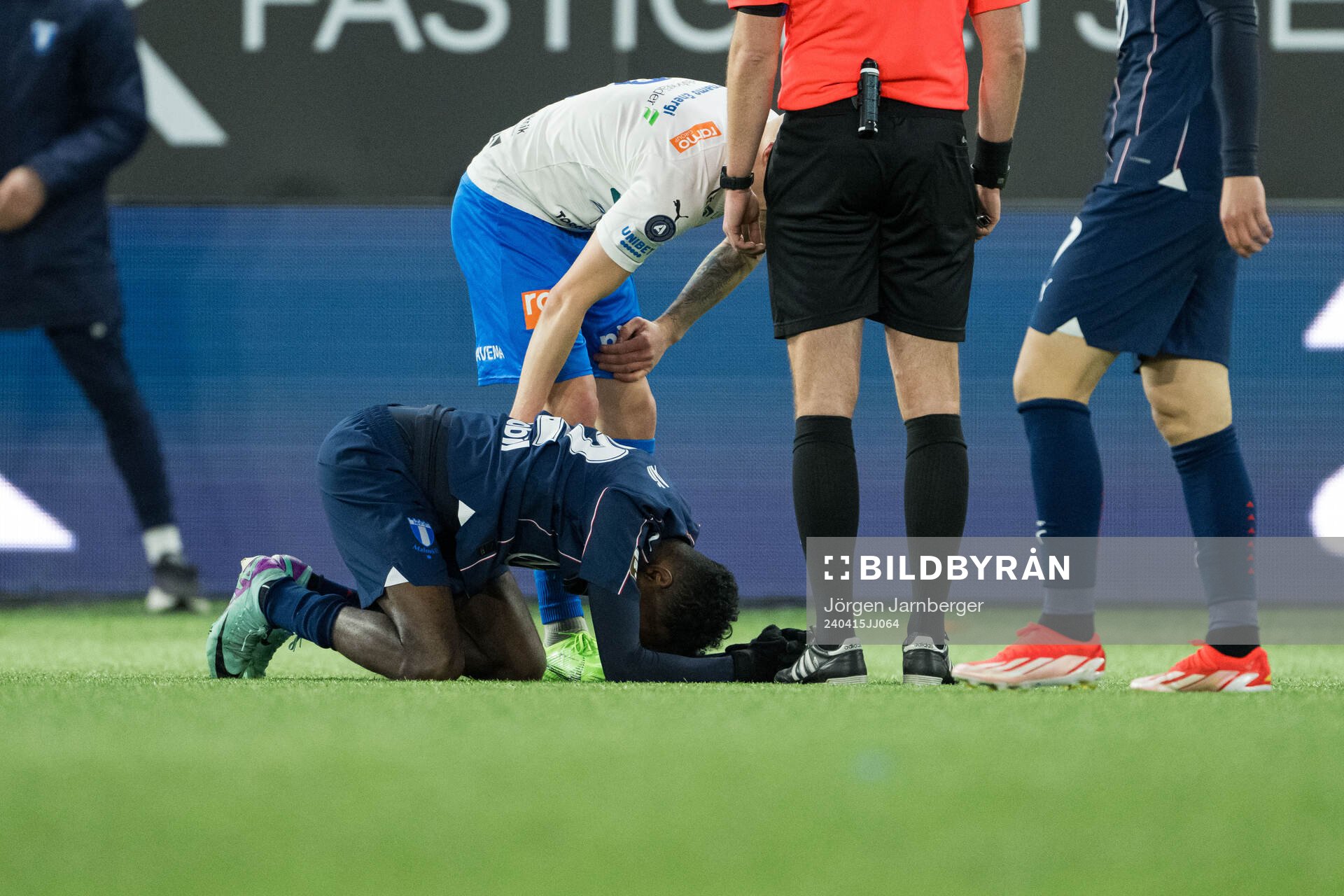 Malmö FFs Taha Ali har ont under fotbollsmatchen i Allsvenskan mellan Värnamo och Malmö FF den 15 april 2024 i Borås. 