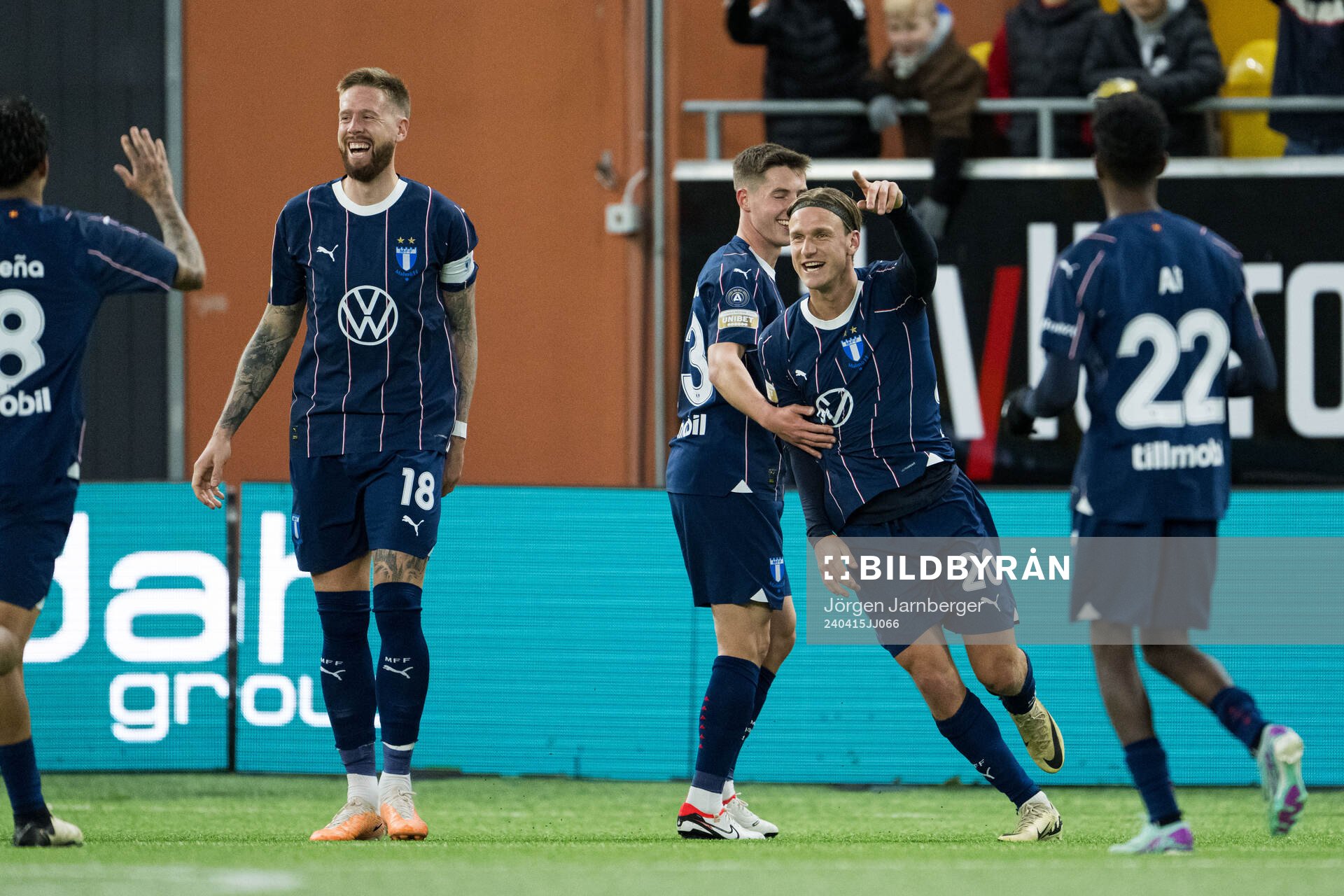 Malmö FFs Erik Botheim jublar med lagkamrater