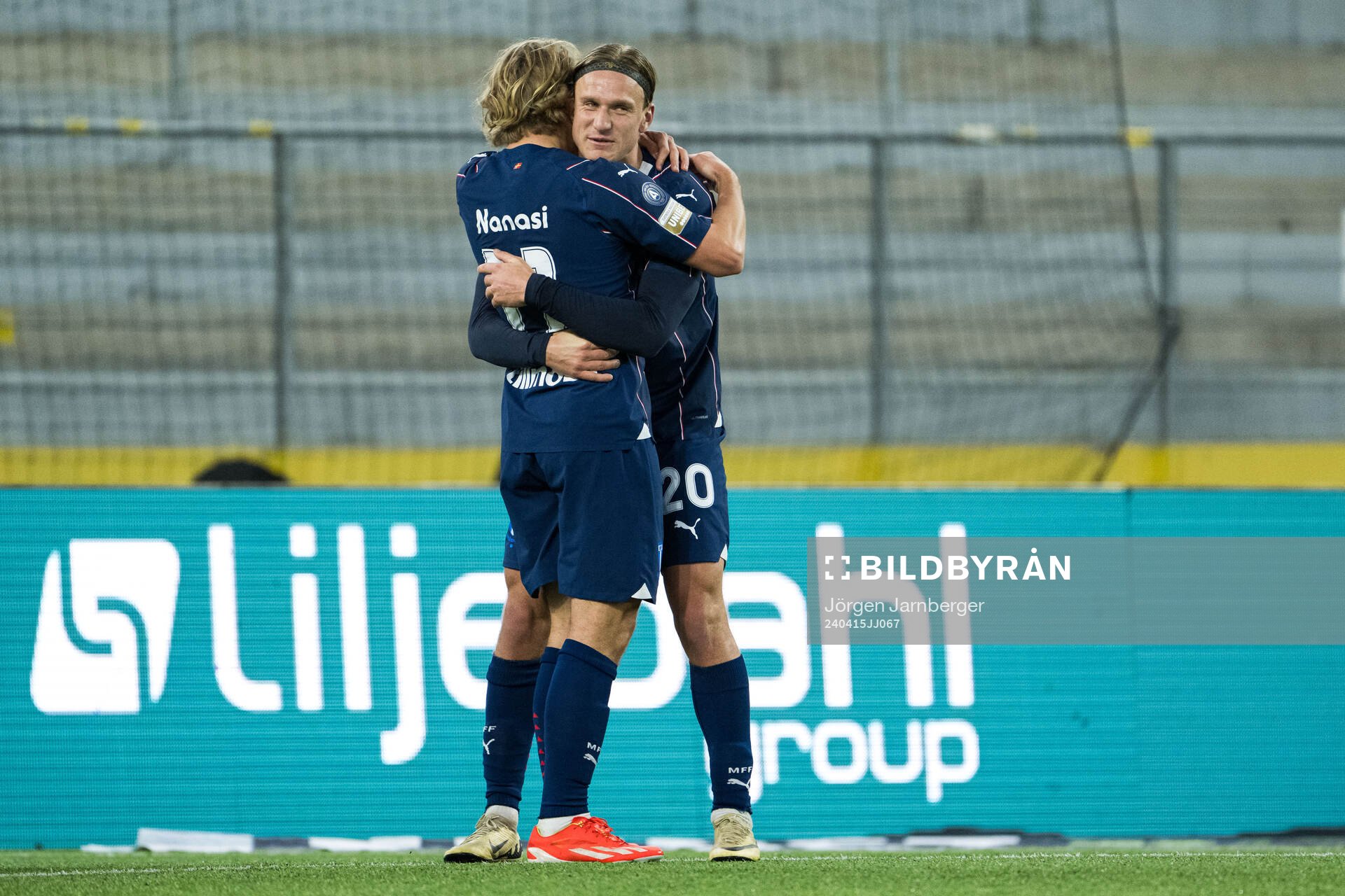 Malmö FFs Erik Botheim jublar med Sebastian Nanasi