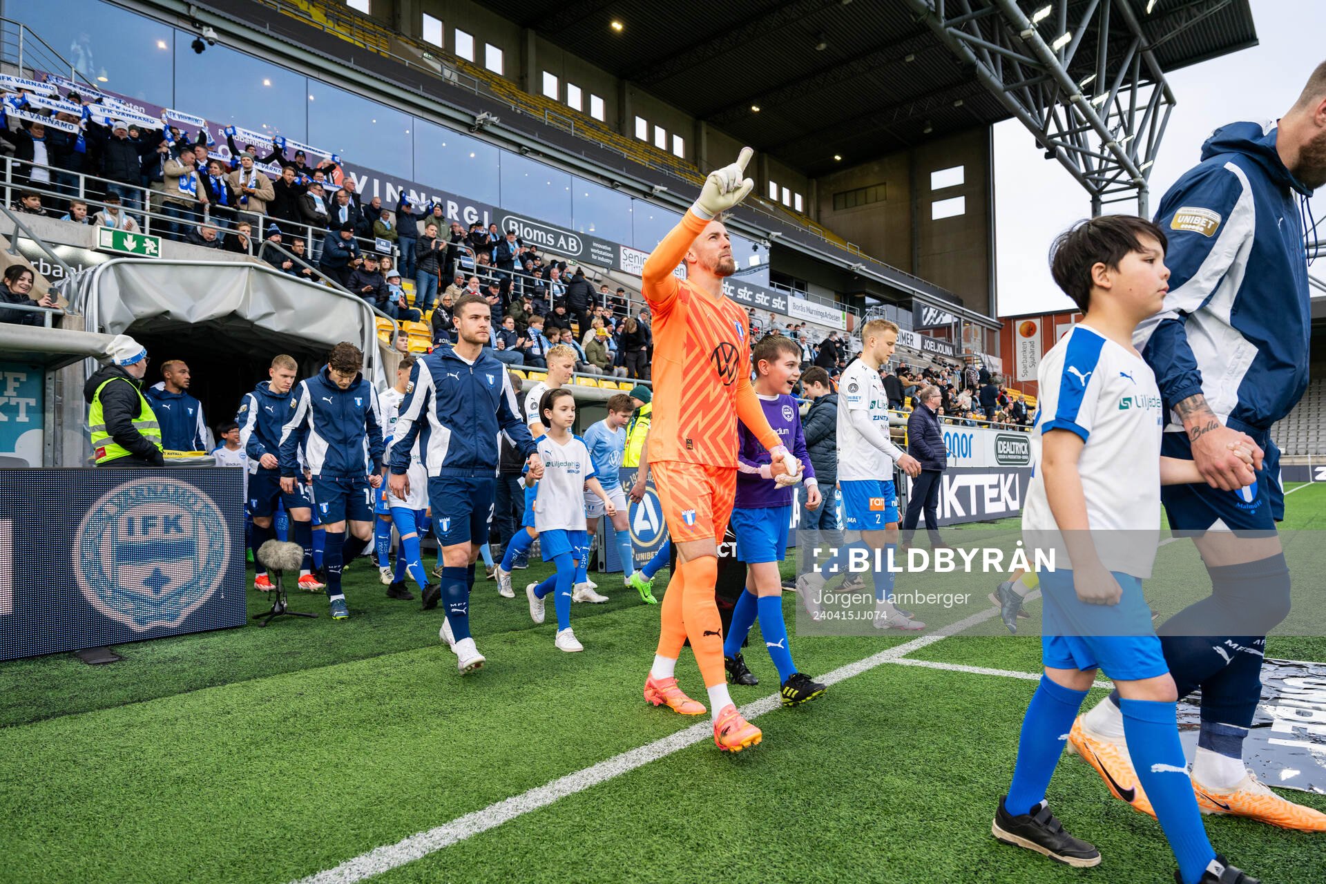 Lagen kommer in på arenan