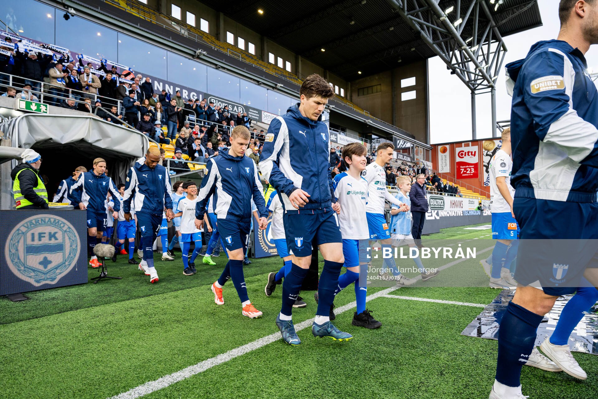 Lagen kommer in på arenan