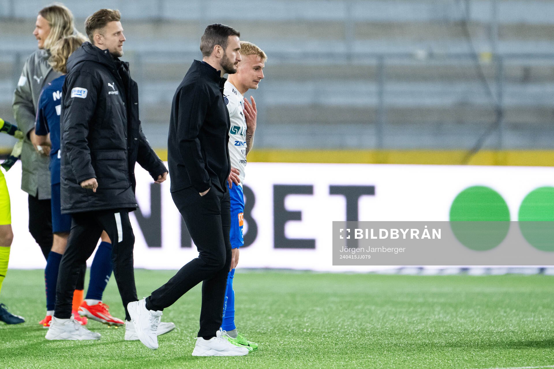 Värnamos tränare Anes Mravac och Viktor Bergh deppar