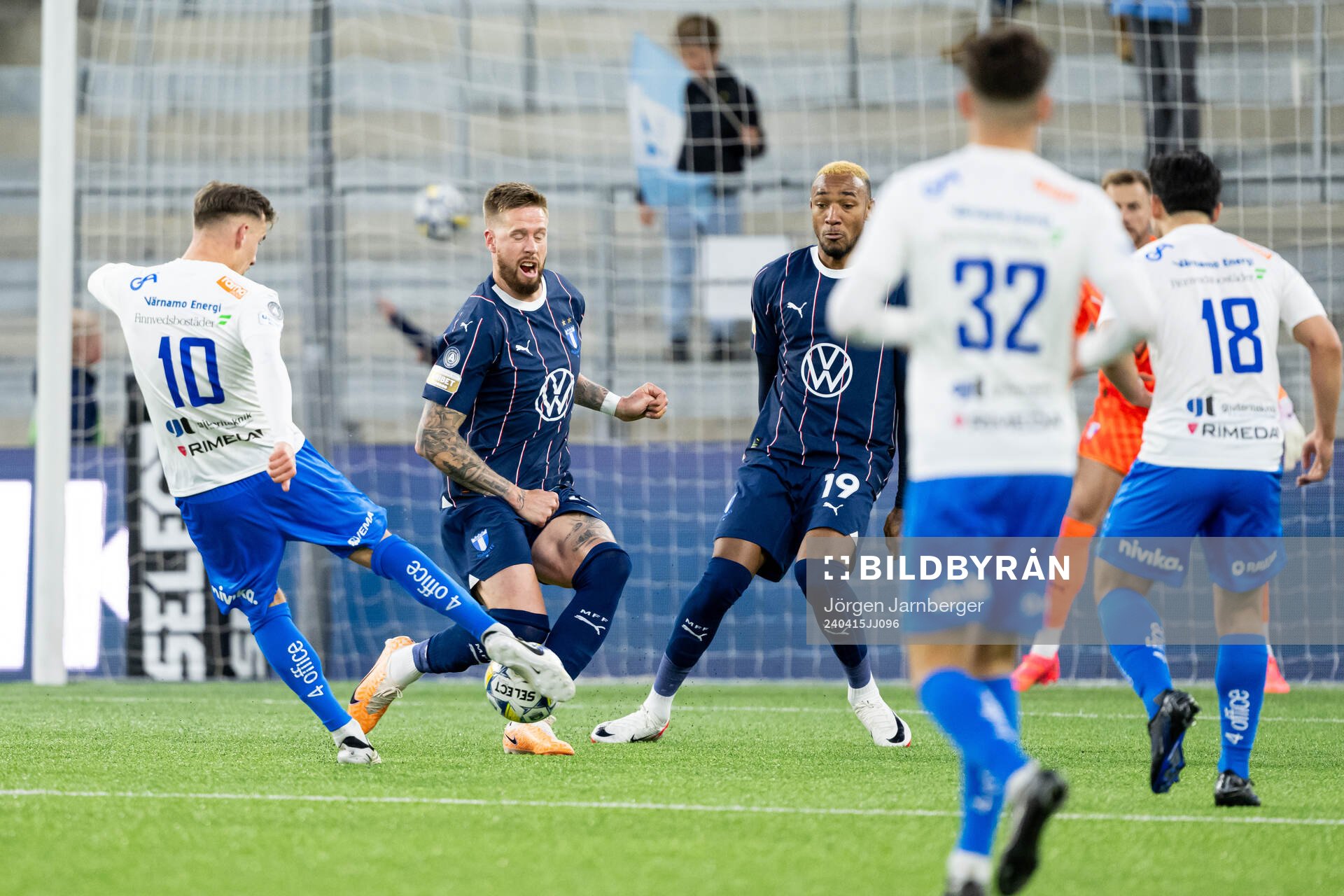 Värnamos Ajdin Zeljkovic skjuter och Malmö FFs Pontus