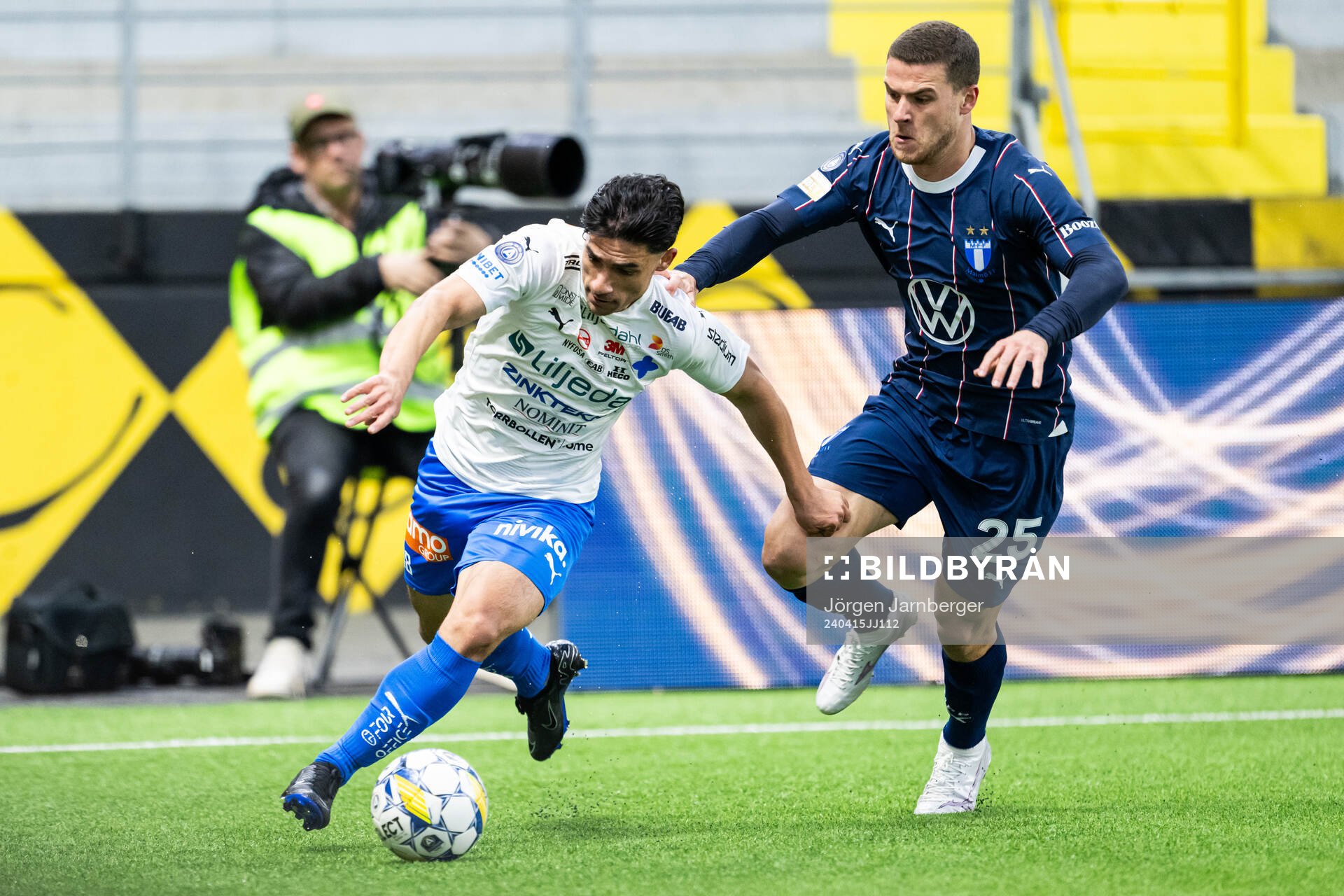 Värnamos Mohammad Alsalkhadi och Malmö FFs Gabriel Busanello under fotbollsmatchen i Allsvenskan mellan Värnamo och Malmö FF den 15 april 2024 i Borås.